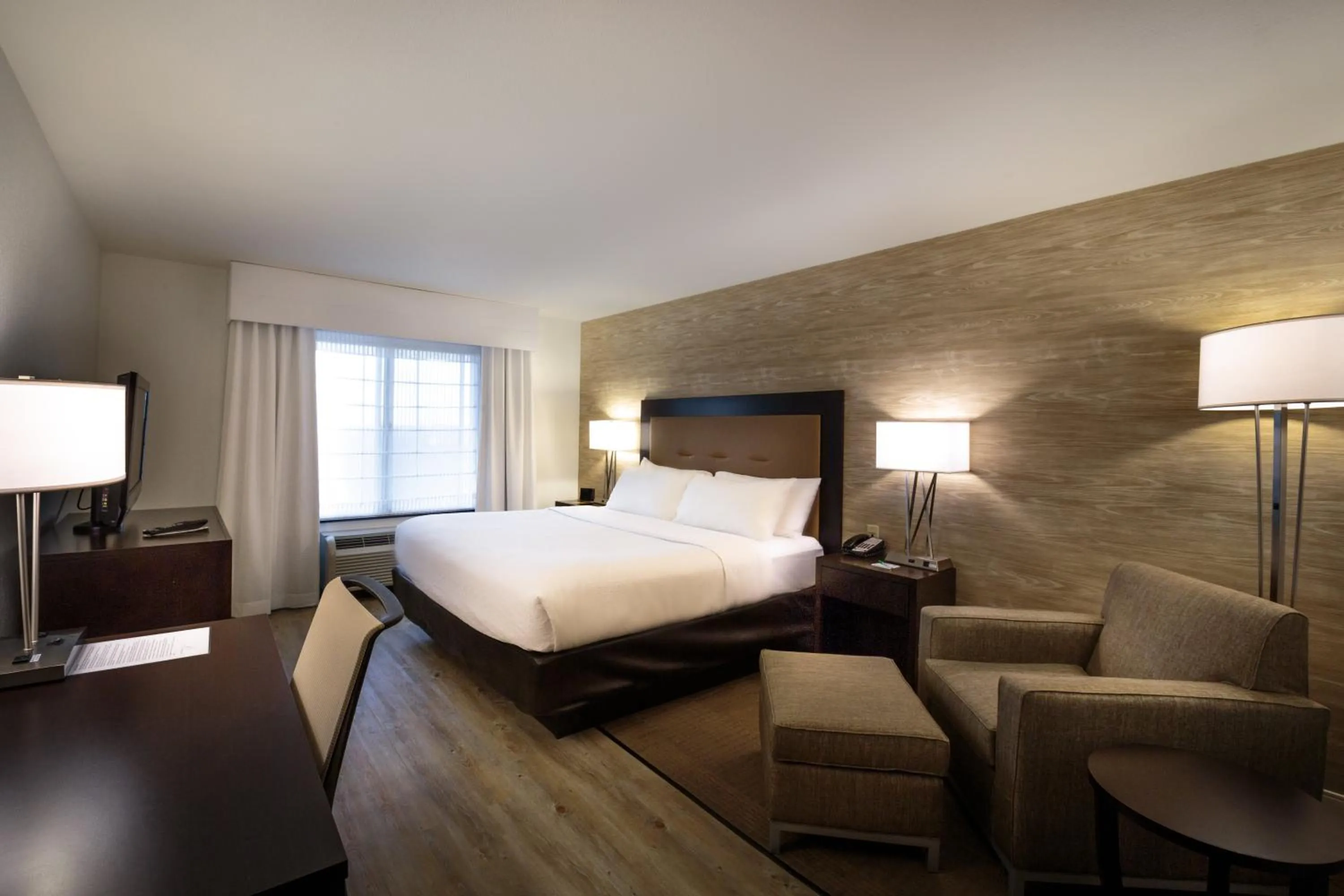 Photo of the whole room, Bed in Holiday Inn Hotel & Suites Bloomington Airport by IHG