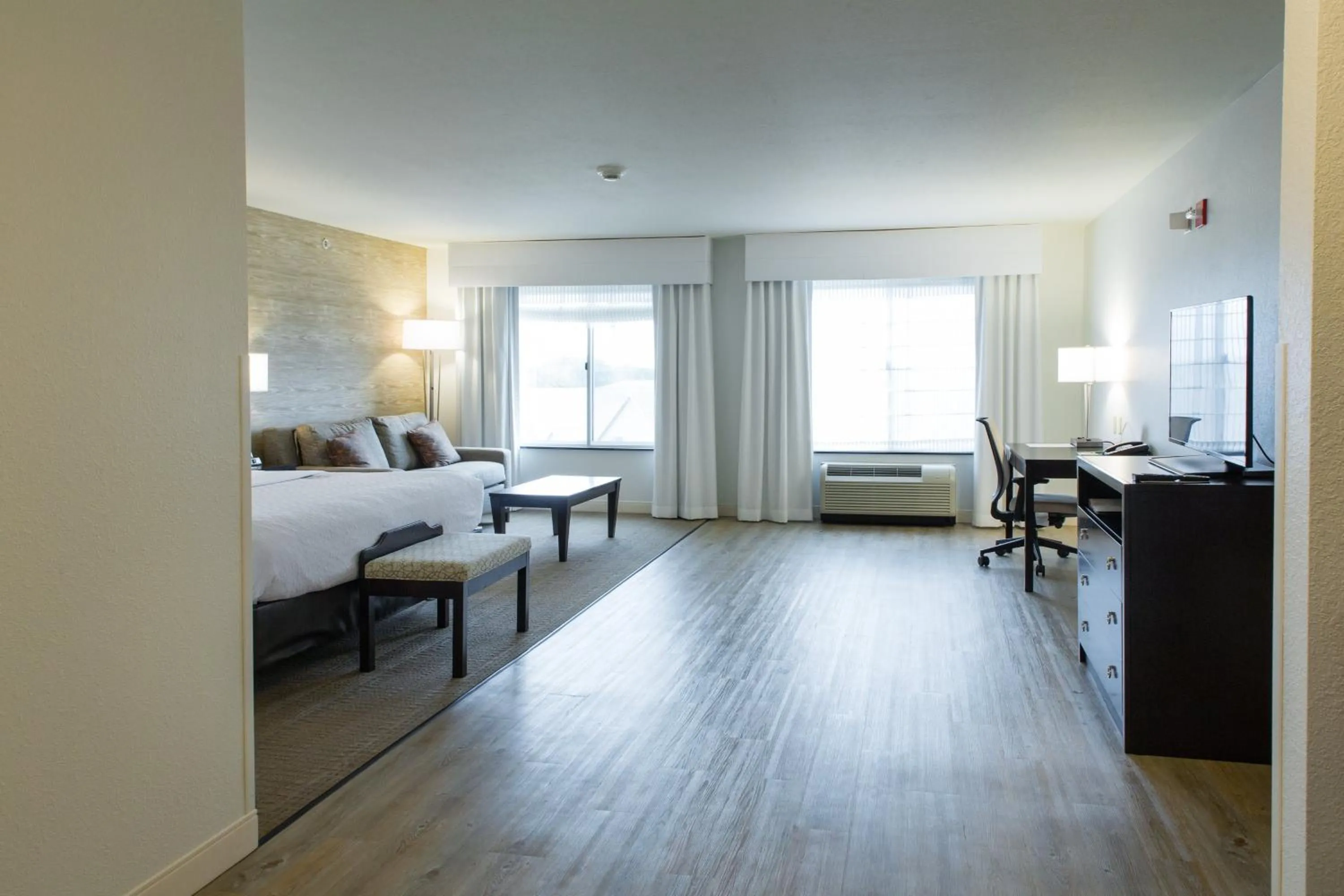 Photo of the whole room, Bed in Holiday Inn Hotel & Suites Bloomington Airport by IHG