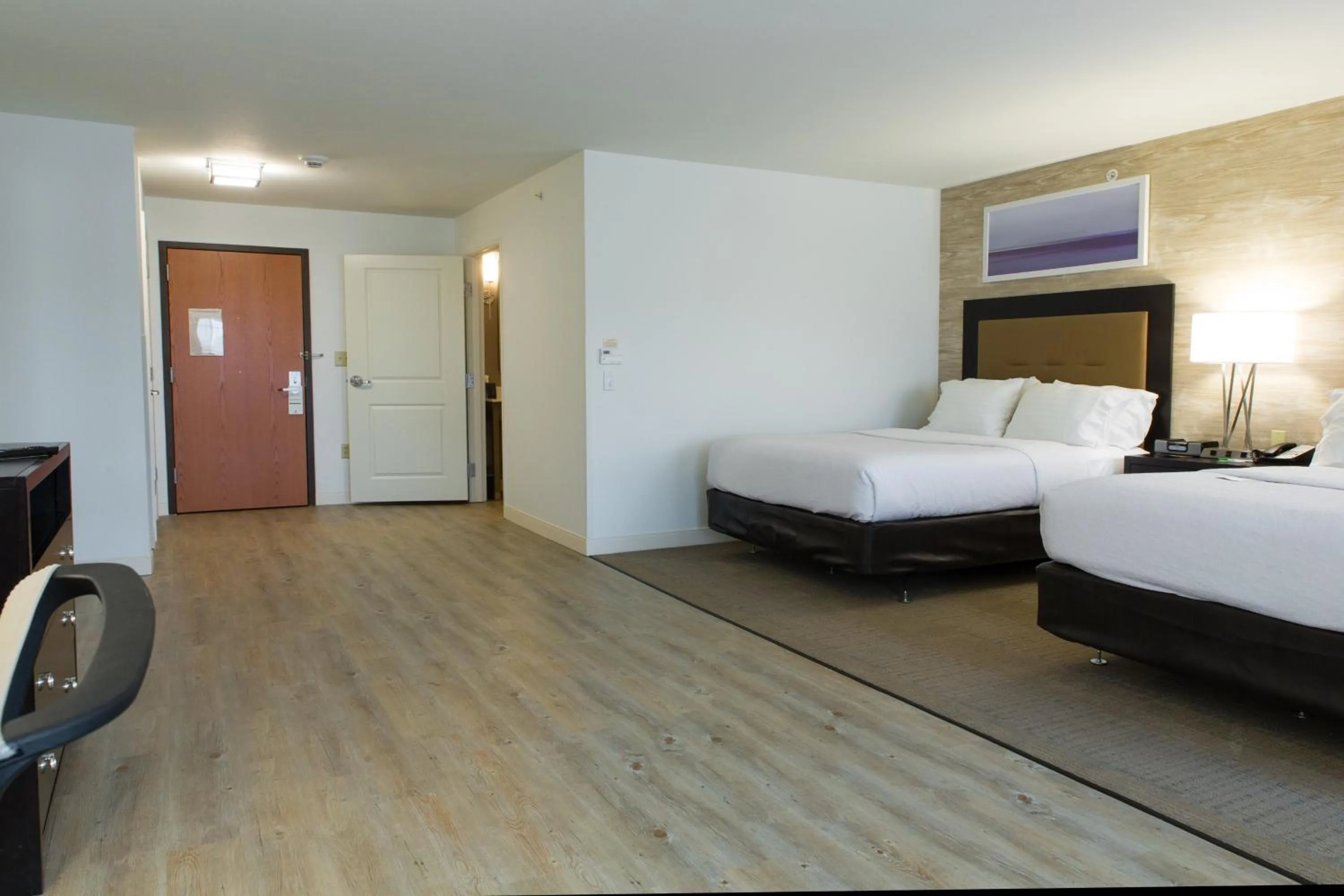 Photo of the whole room, Bed in Holiday Inn Hotel & Suites Bloomington Airport by IHG