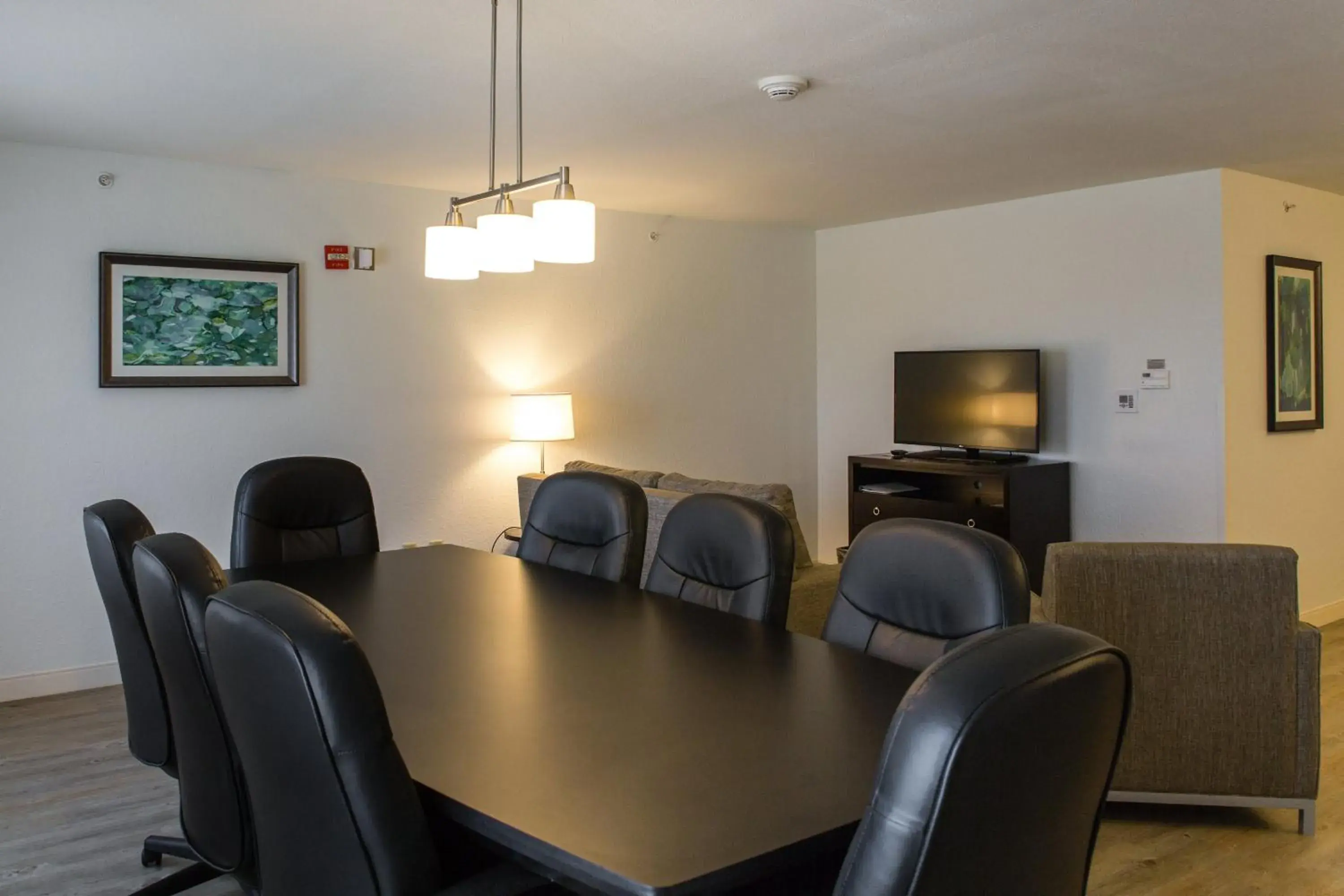 Bedroom in Holiday Inn Hotel & Suites Bloomington Airport by IHG Bedroom in Holiday Inn Hotel & Suites Bloomington Airport by IHG