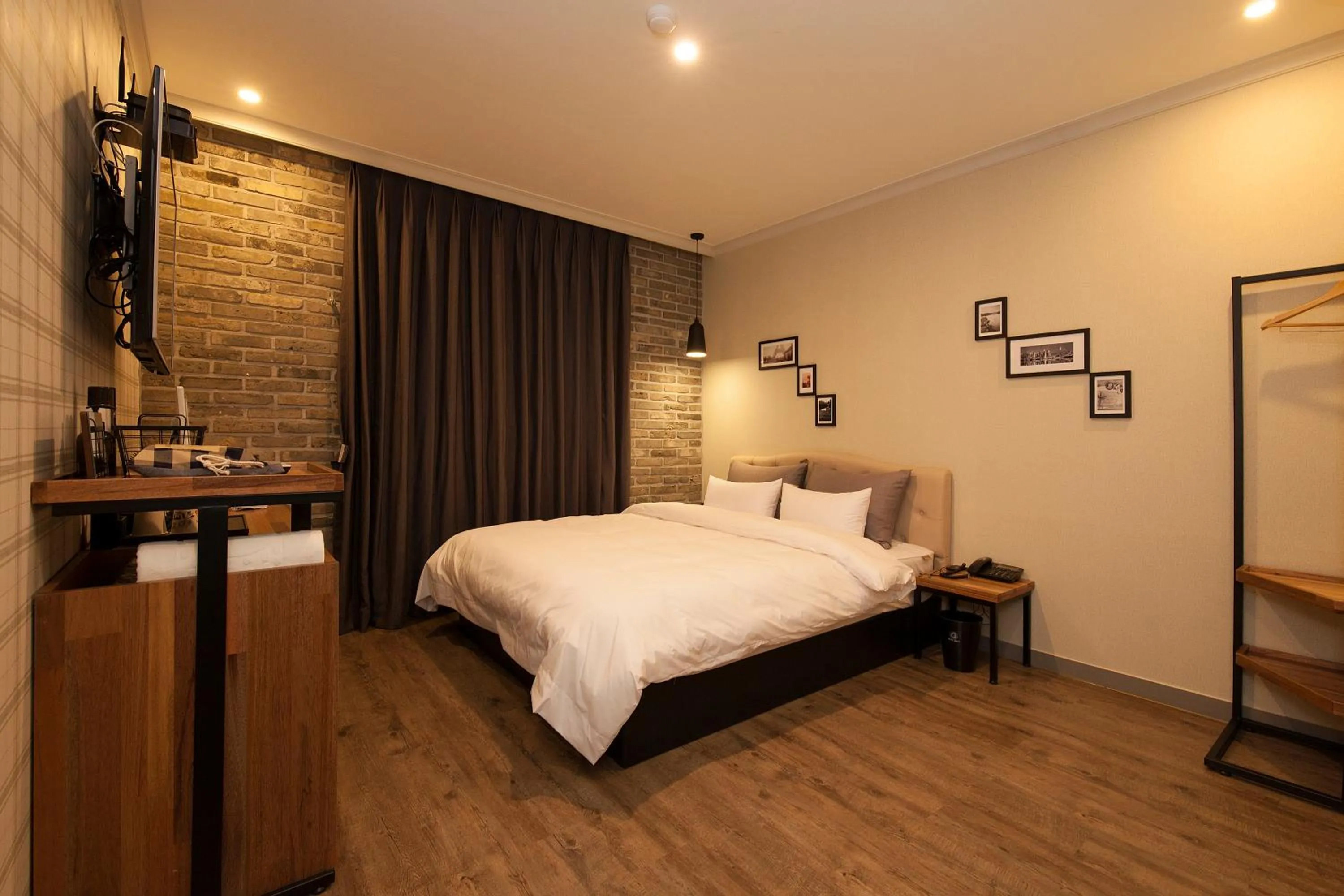 Bedroom, Bed in Hotel Gray