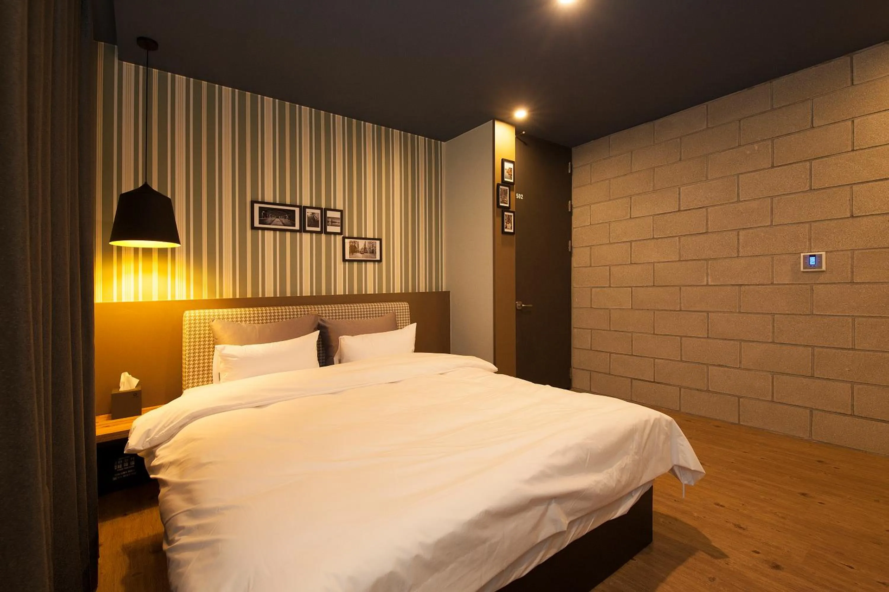 Bedroom, Bed in Hotel Gray