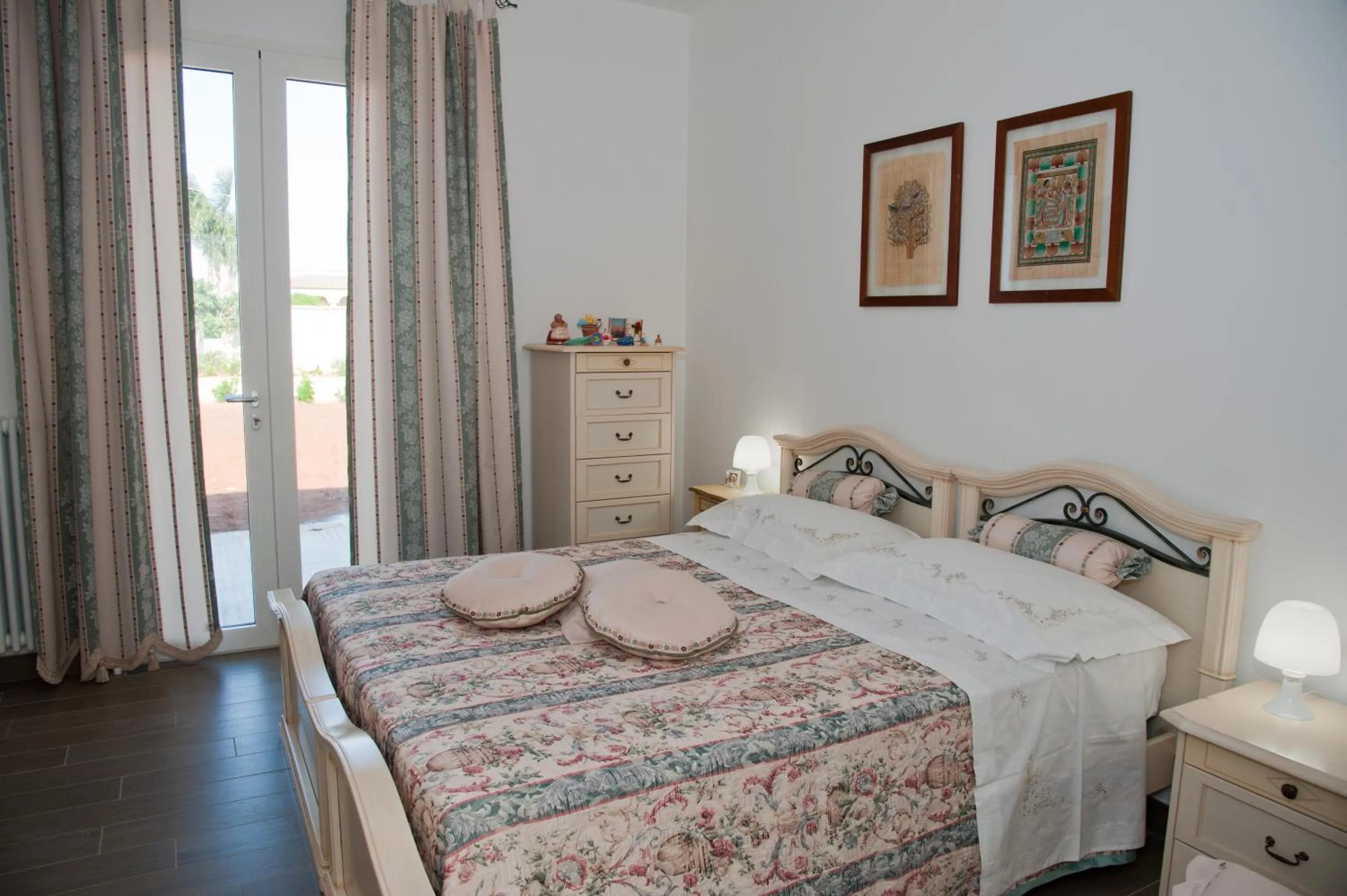 Garden view, Bed in LI CURTI B&B