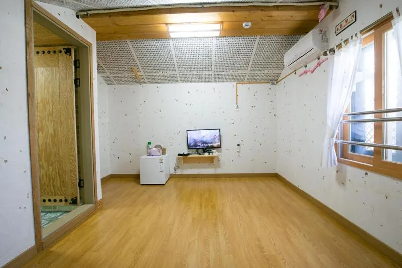 TV and multimedia, TV/Entertainment Center in Ddlanche Guesthouse New Building