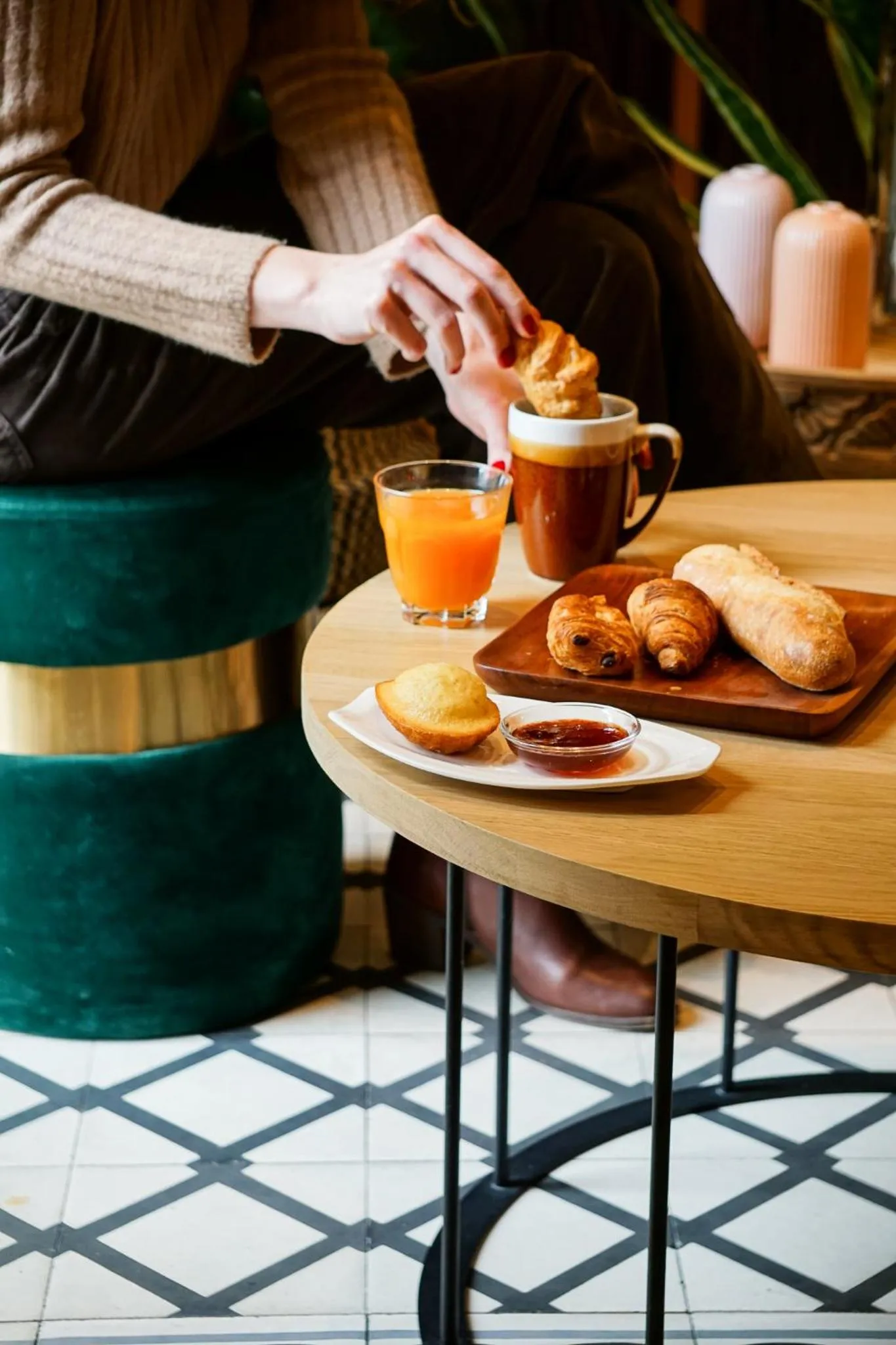 Lounge or bar in Aiden by Best Western Paris Roissy CDG