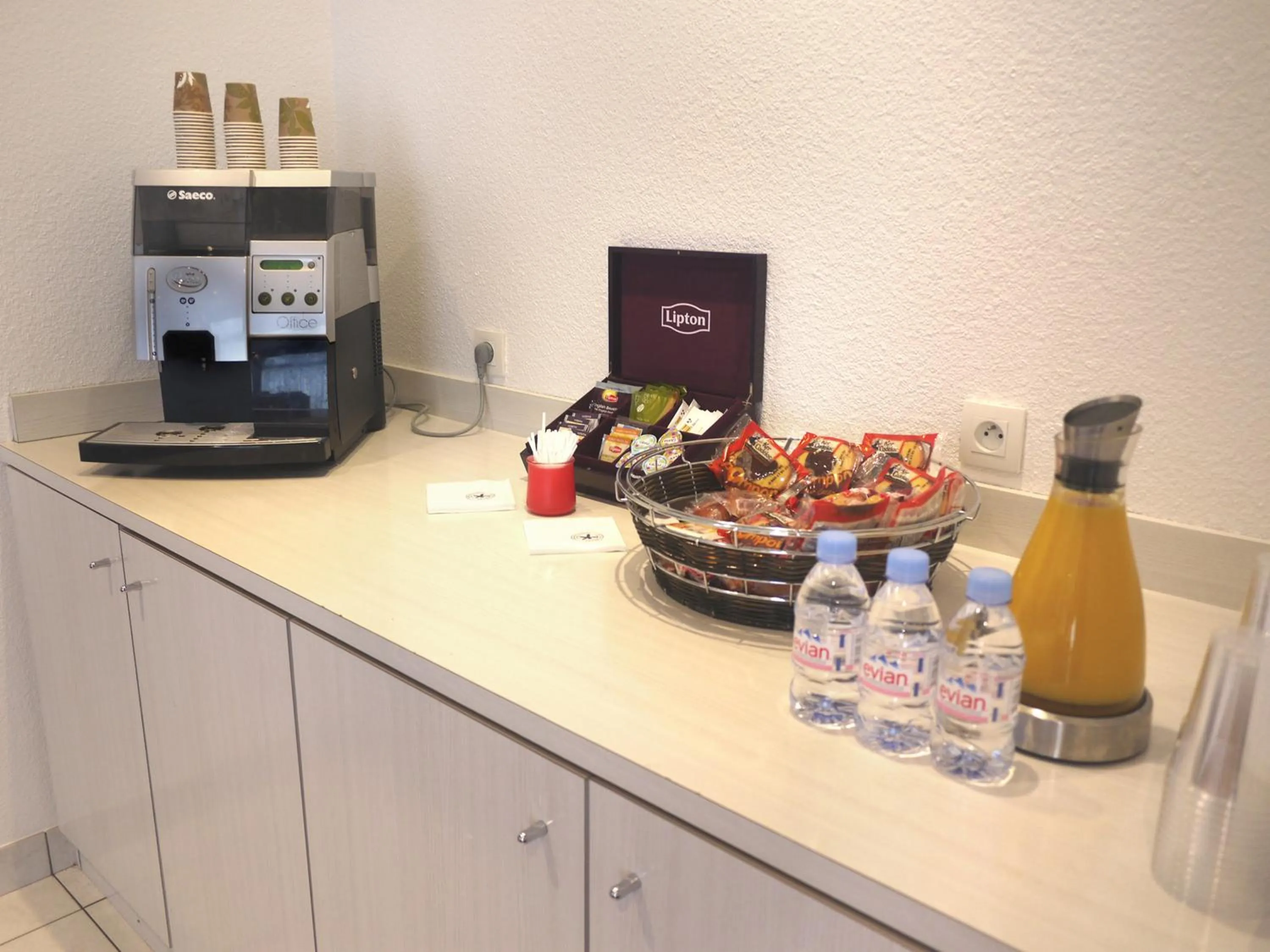 Food and drinks in Kyriad Direct Rennes Ouest