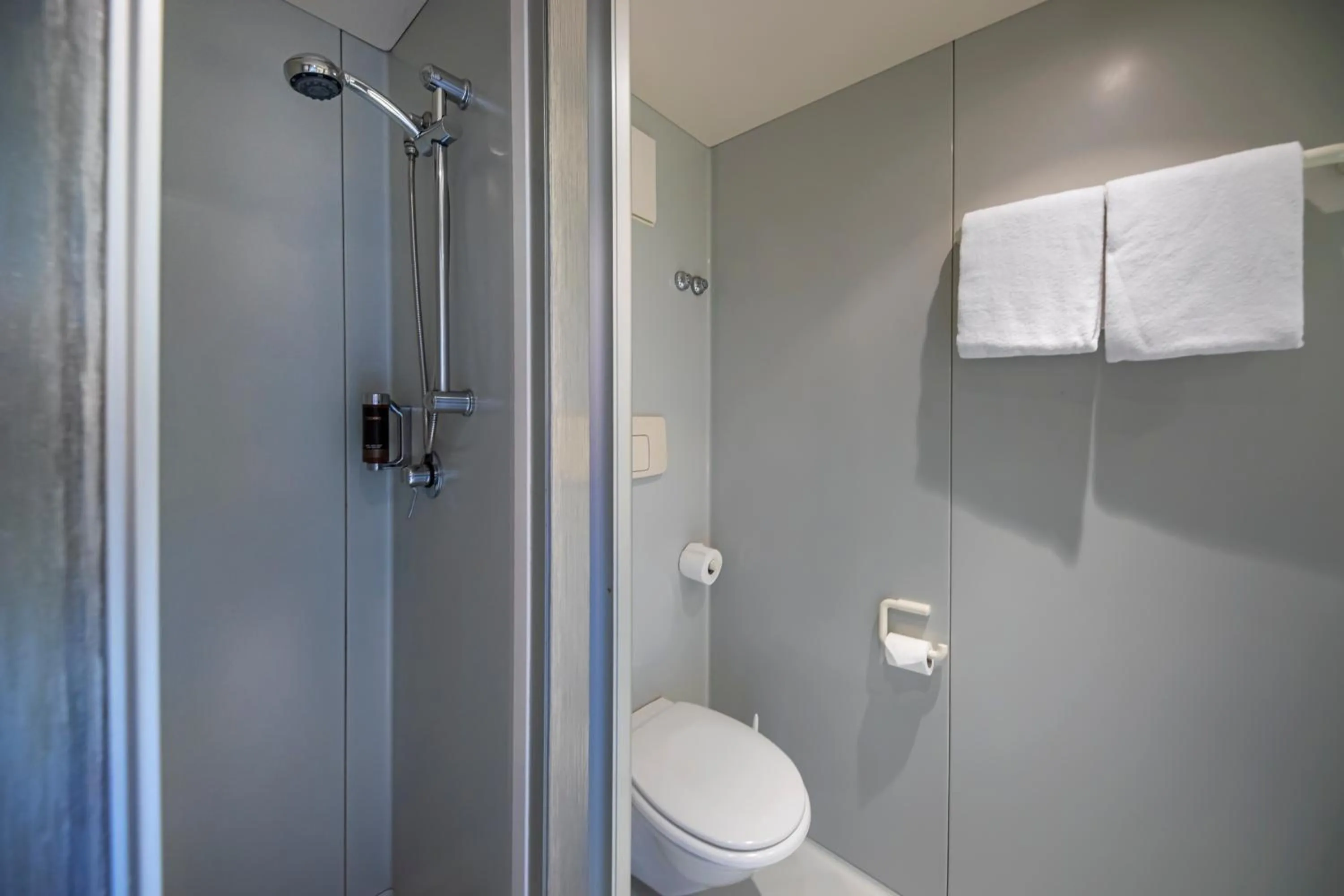 Bathroom in Roomingtons Lüneburger Heide