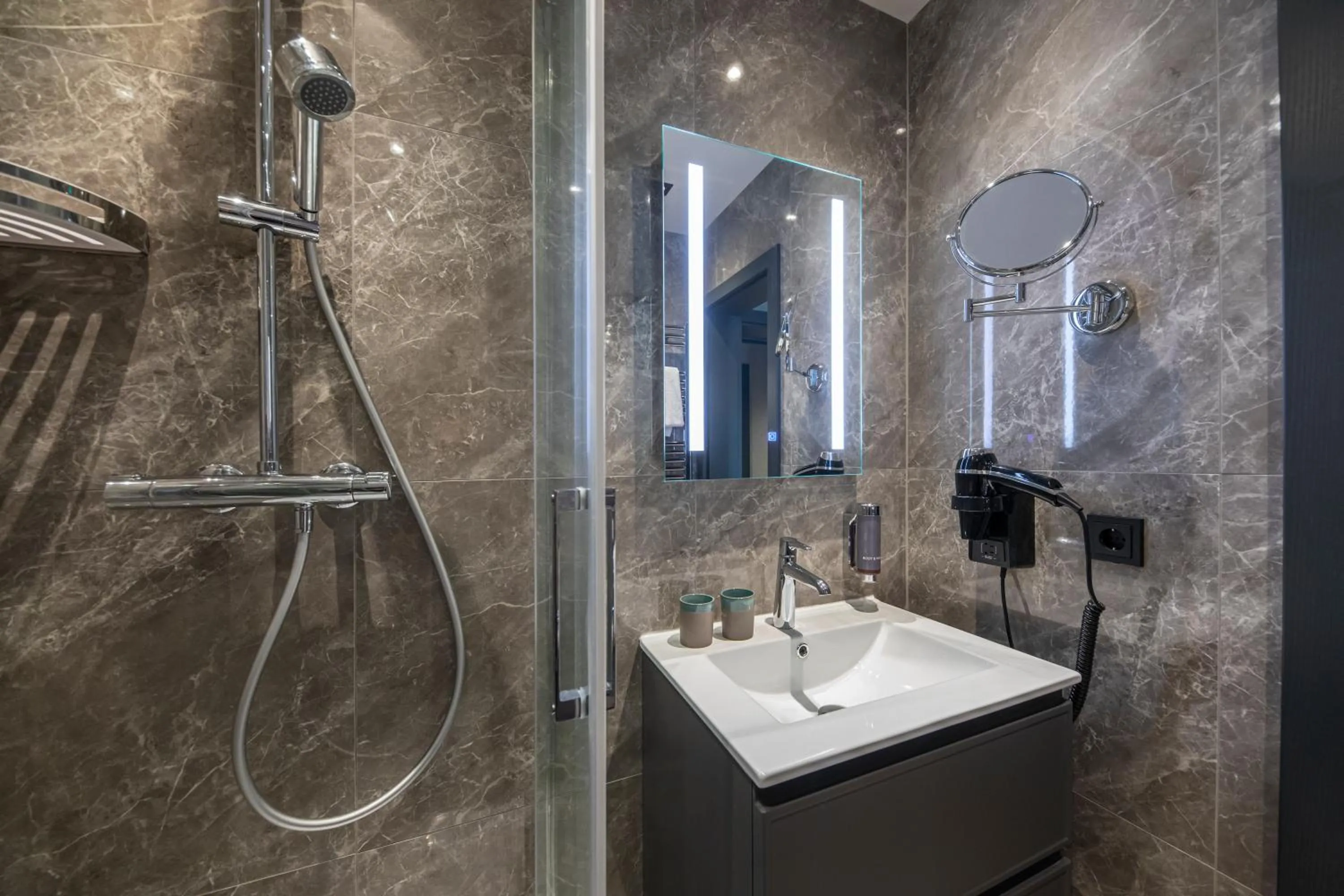 Bathroom in Roomingtons Lüneburger Heide