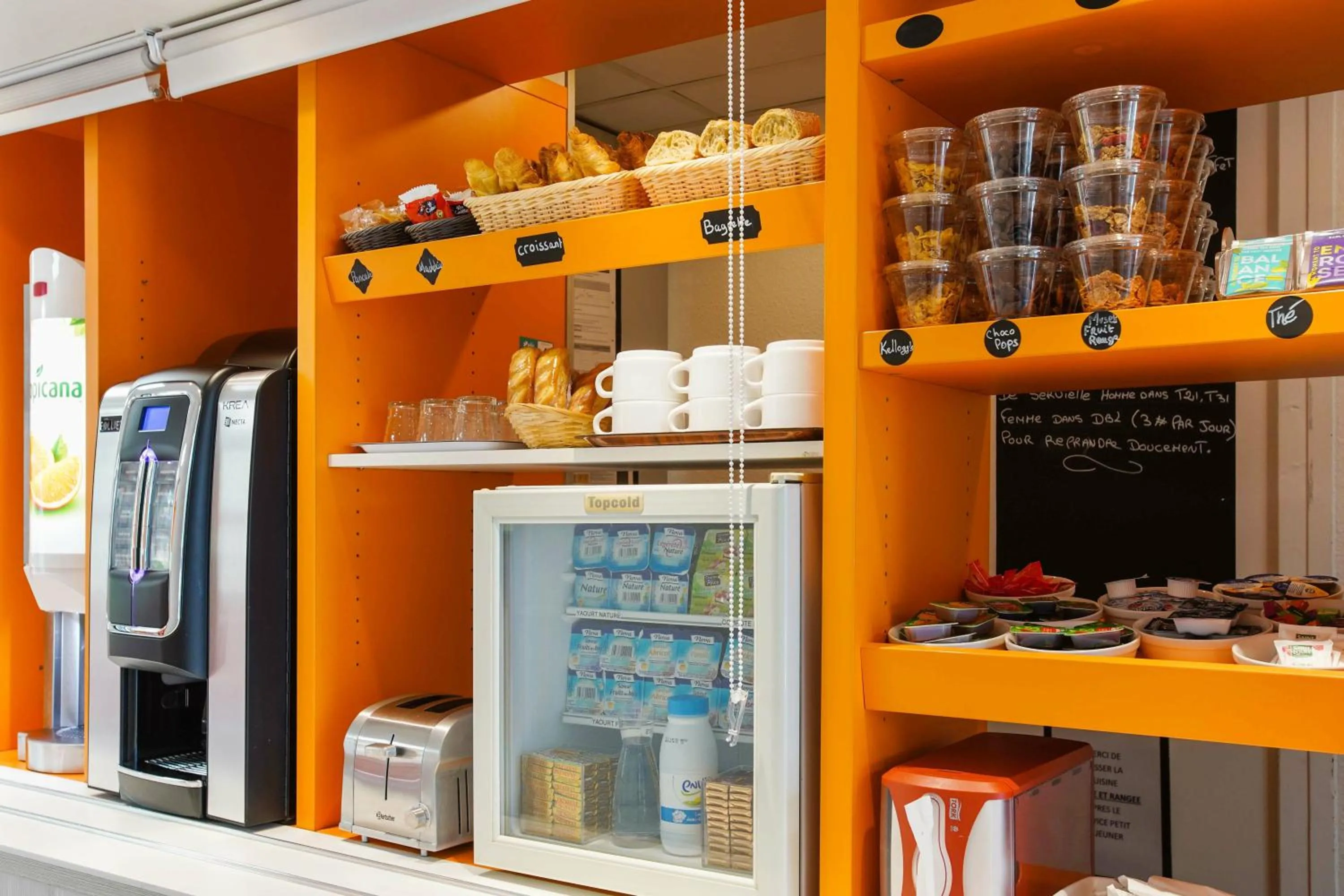 Food and drinks in Première Classe Villejust