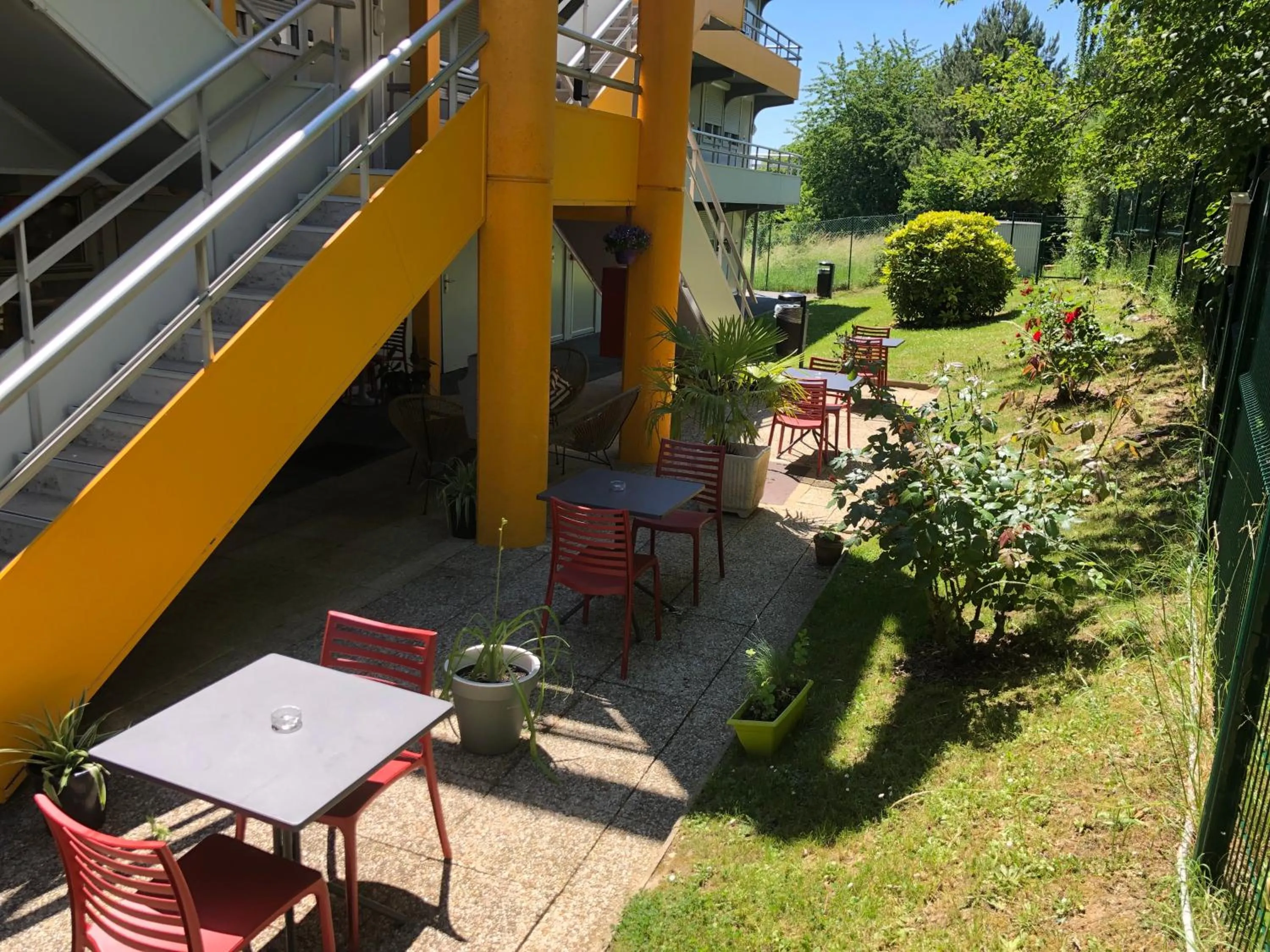Patio in Première Classe Villejust