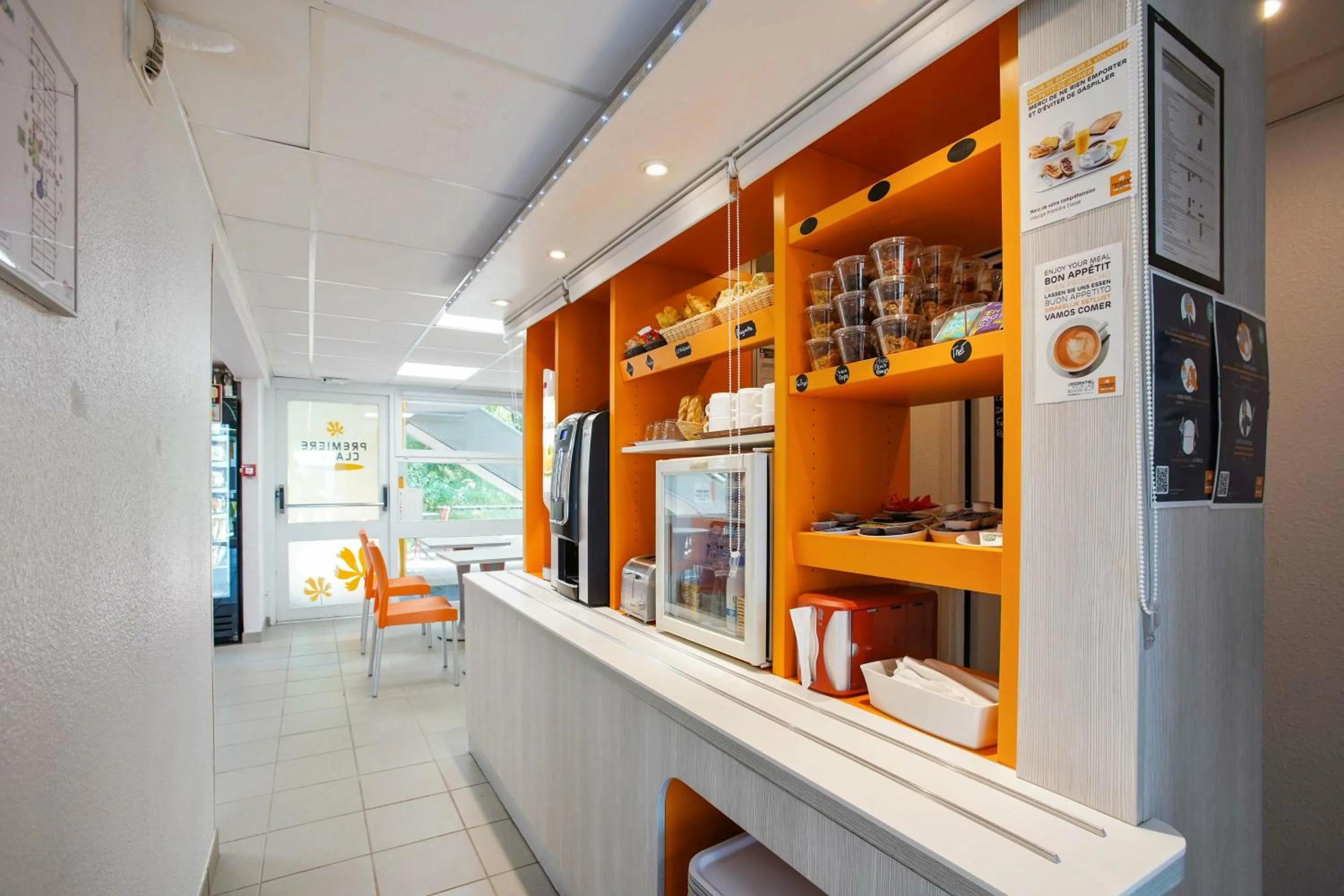 Food and drinks in Première Classe Villejust