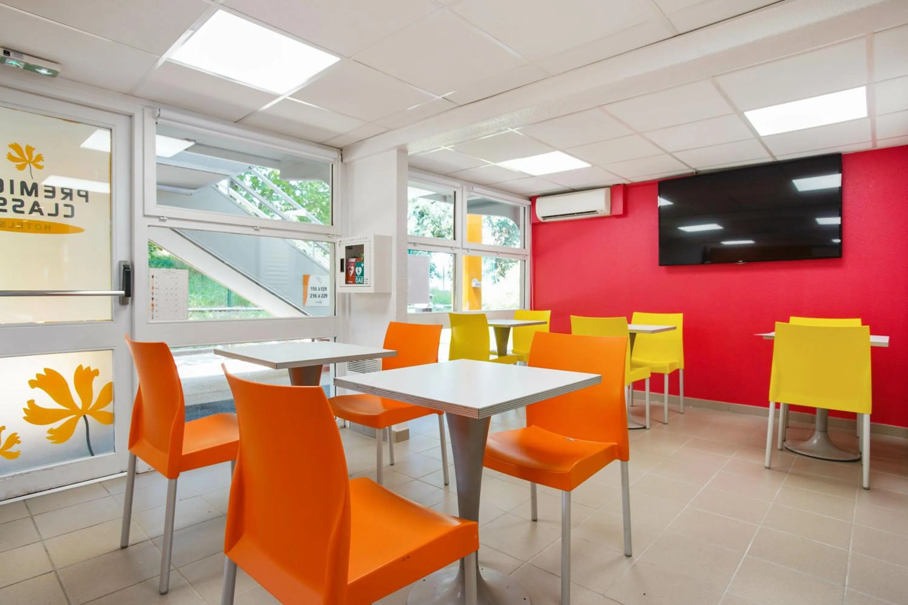 Communal lounge/ TV room in Première Classe Villejust