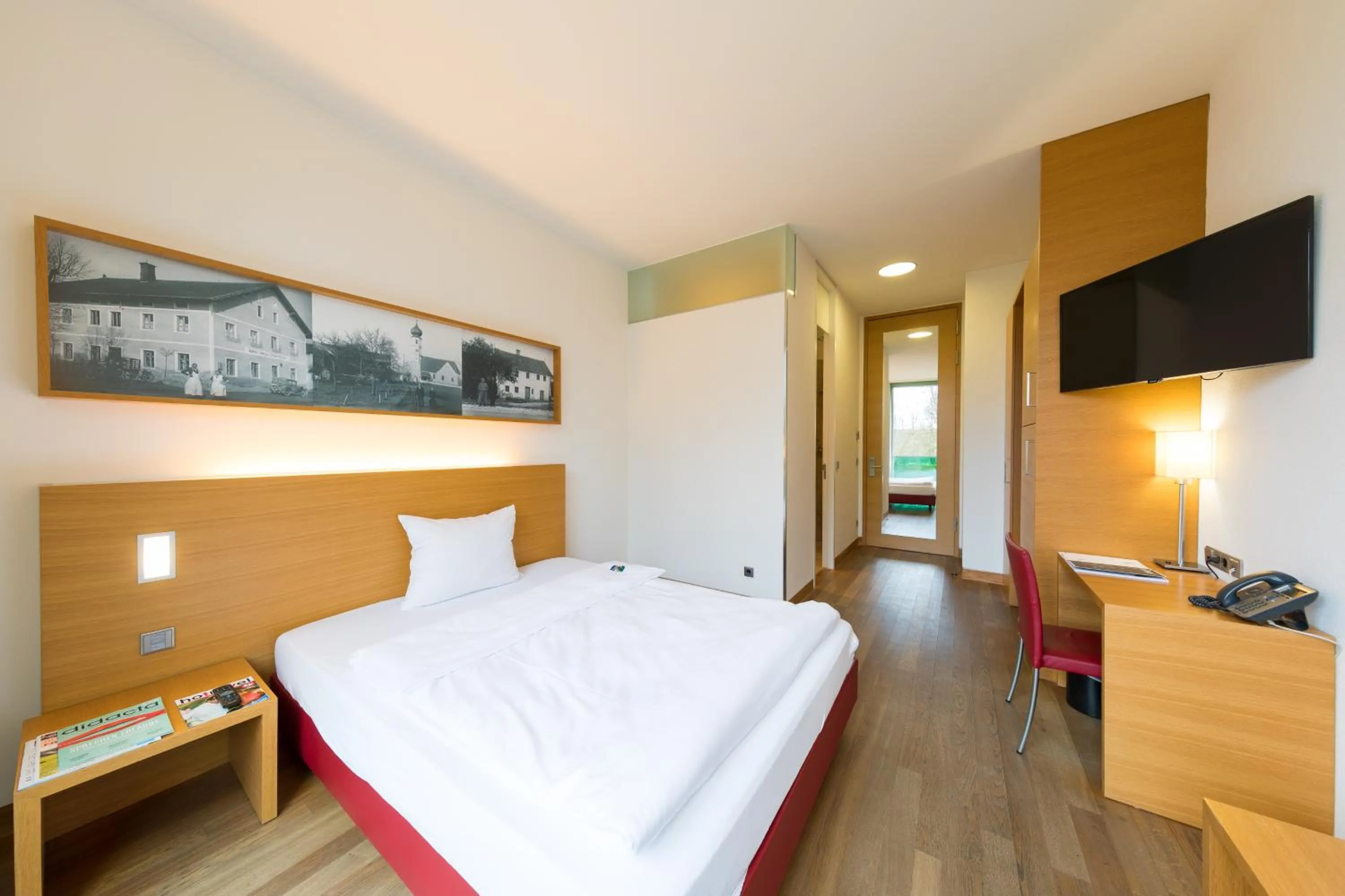 Photo of the whole room, Bed in Schlossparkhotel Mariakirchen