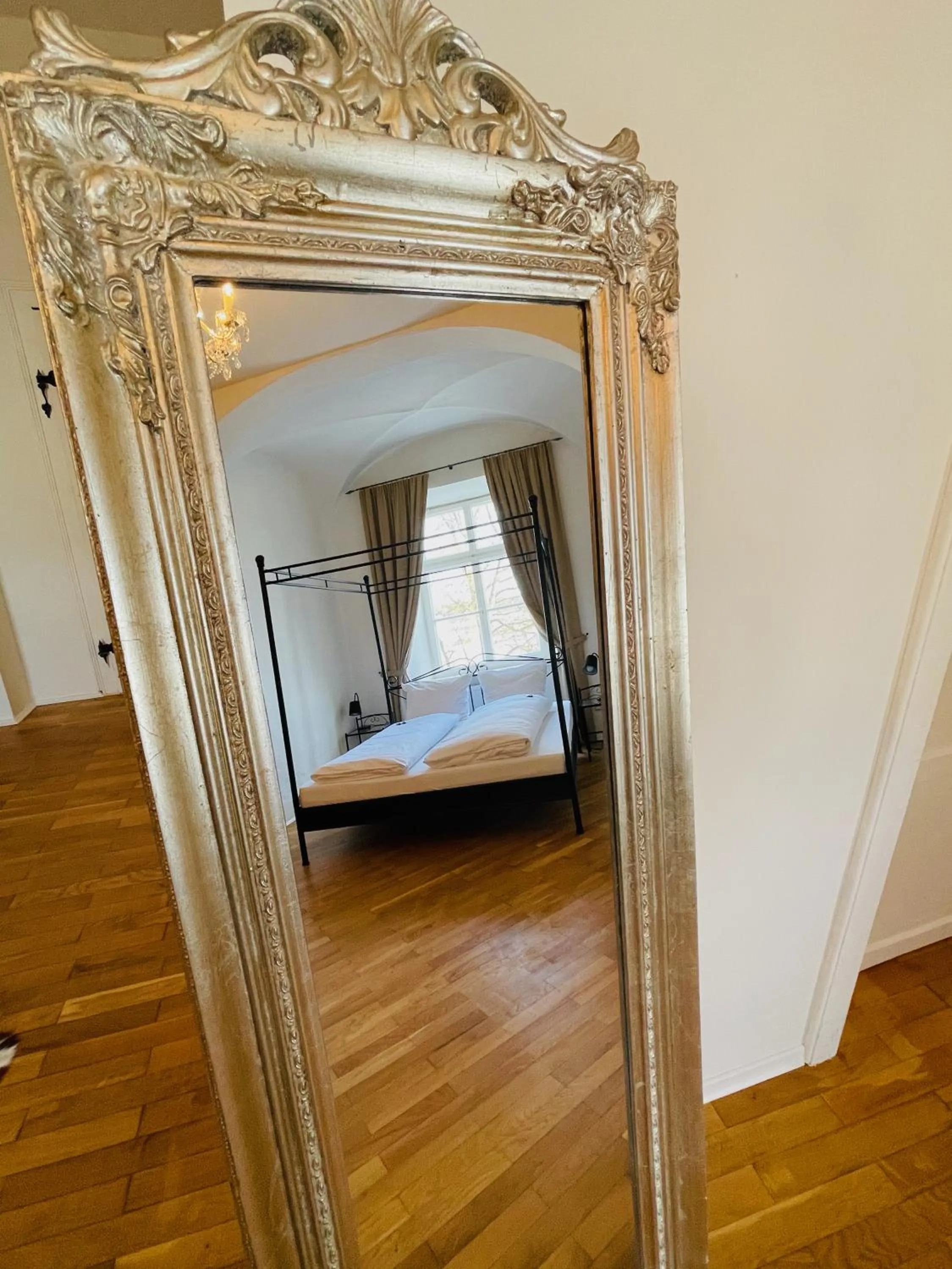 Decorative detail, Bed in Schlossparkhotel Mariakirchen