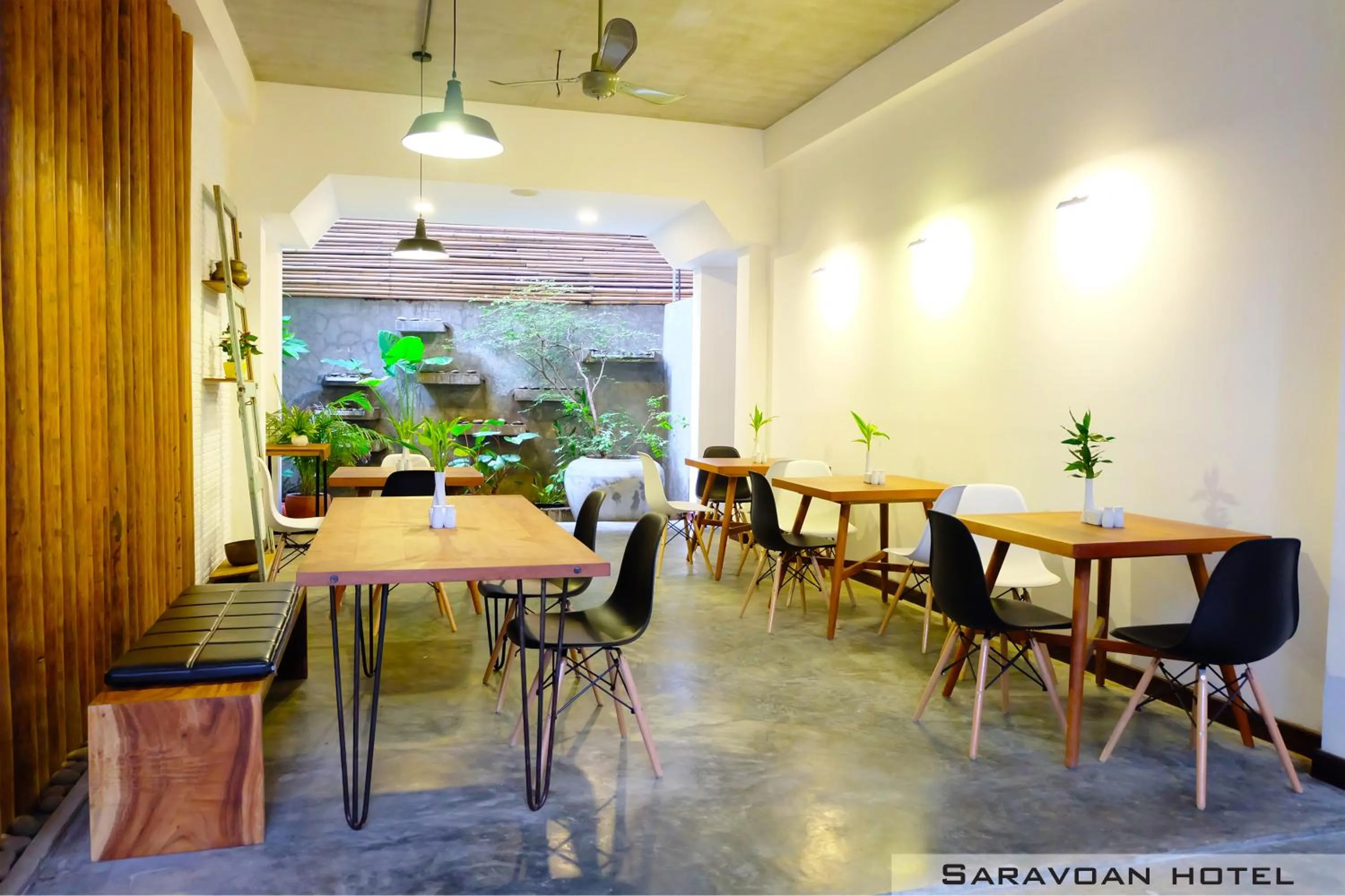 Restaurant/places to eat in Saravoan Royal Palace