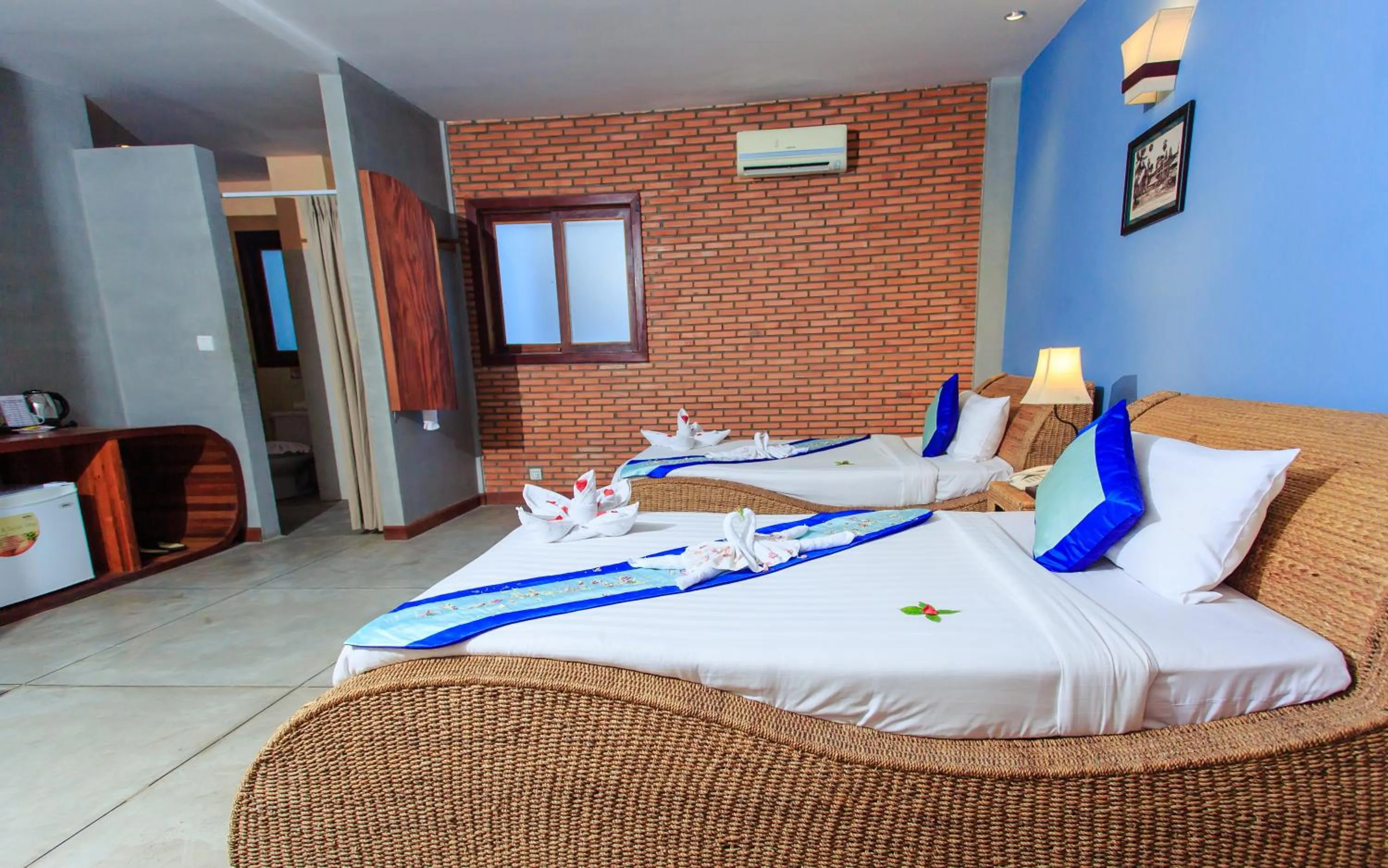 Photo of the whole room, Bed in Saravoan Royal Palace