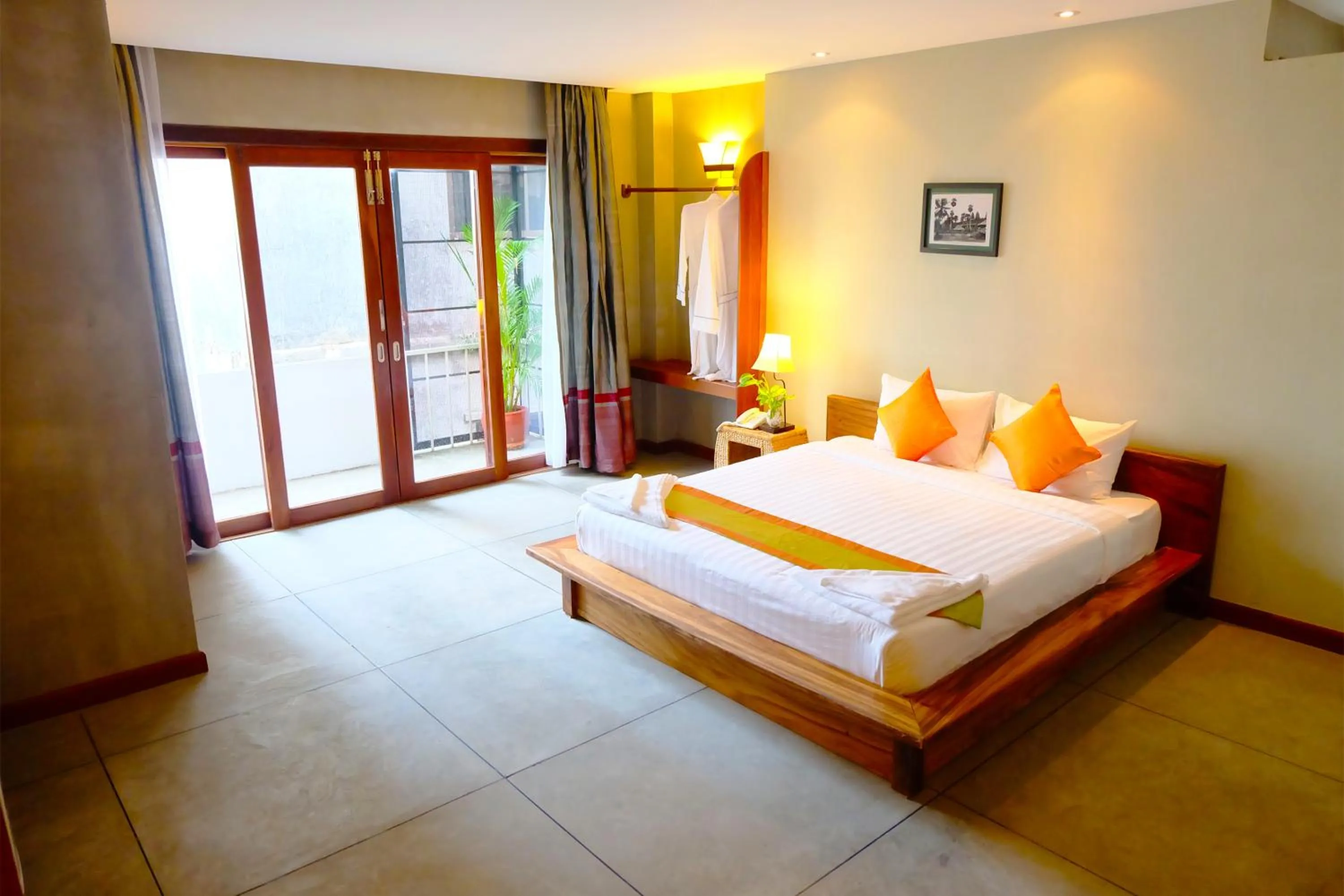 Photo of the whole room, Bed in Saravoan Royal Palace