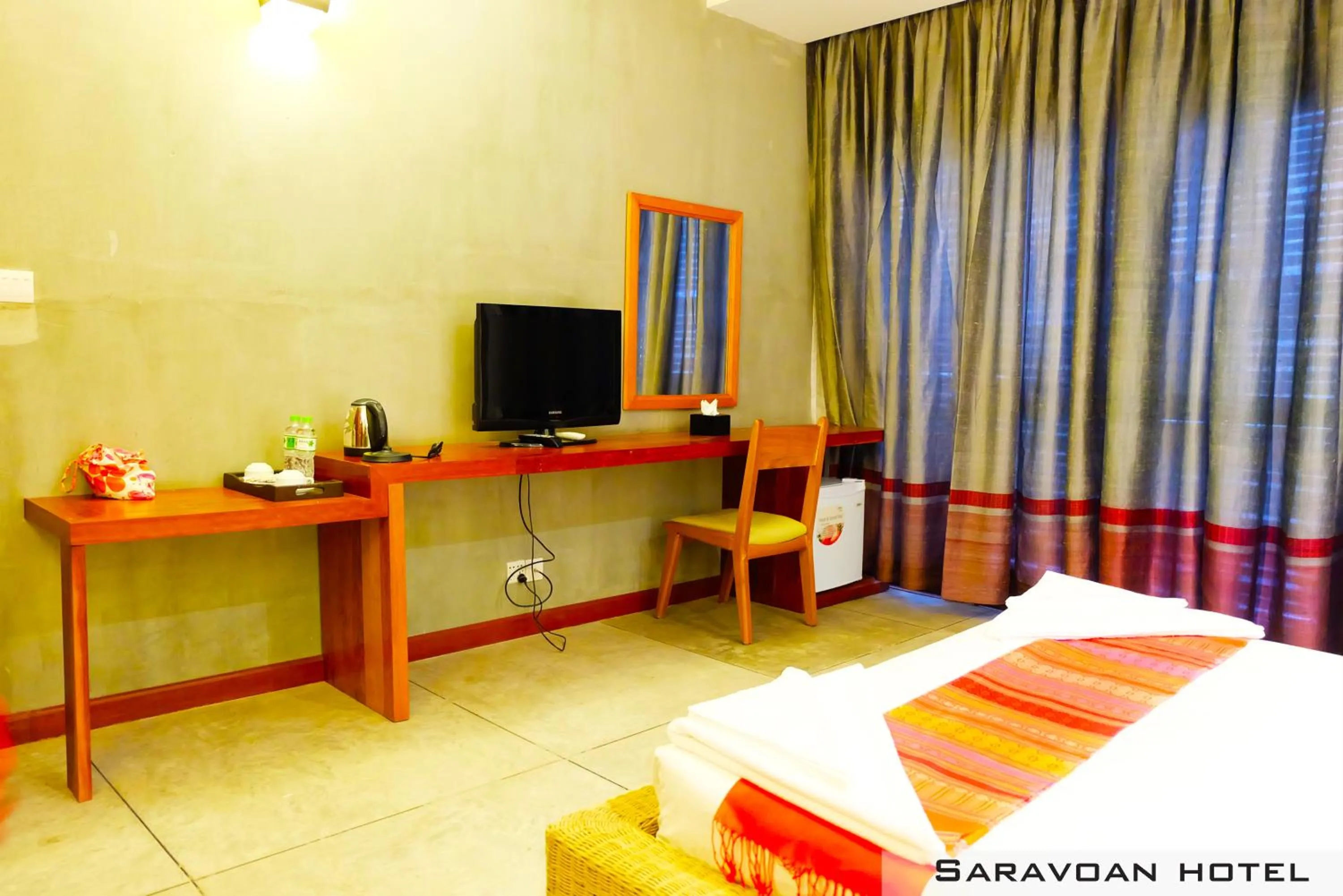 Photo of the whole room, Bed in Saravoan Royal Palace