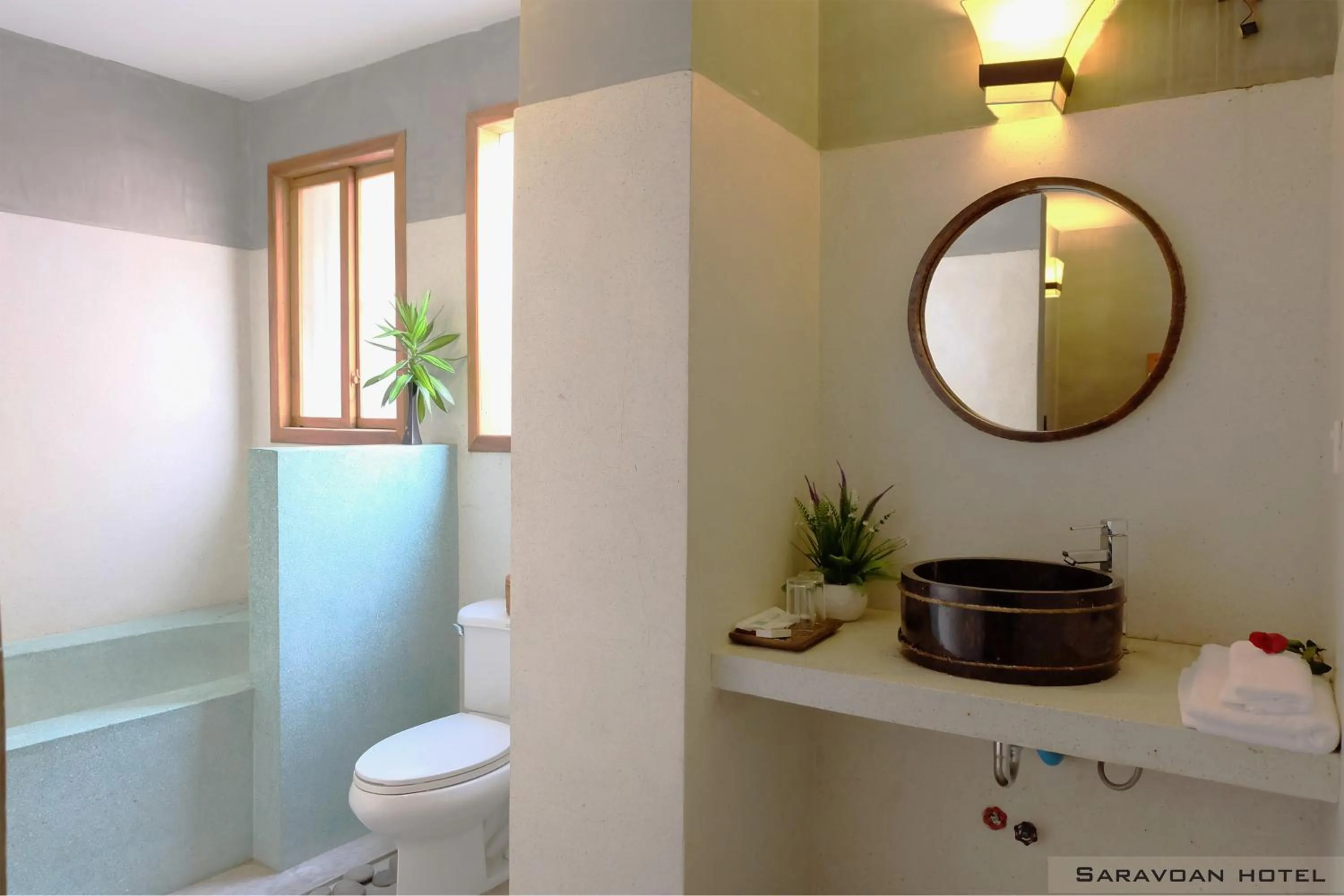 Shower in Saravoan Royal Palace