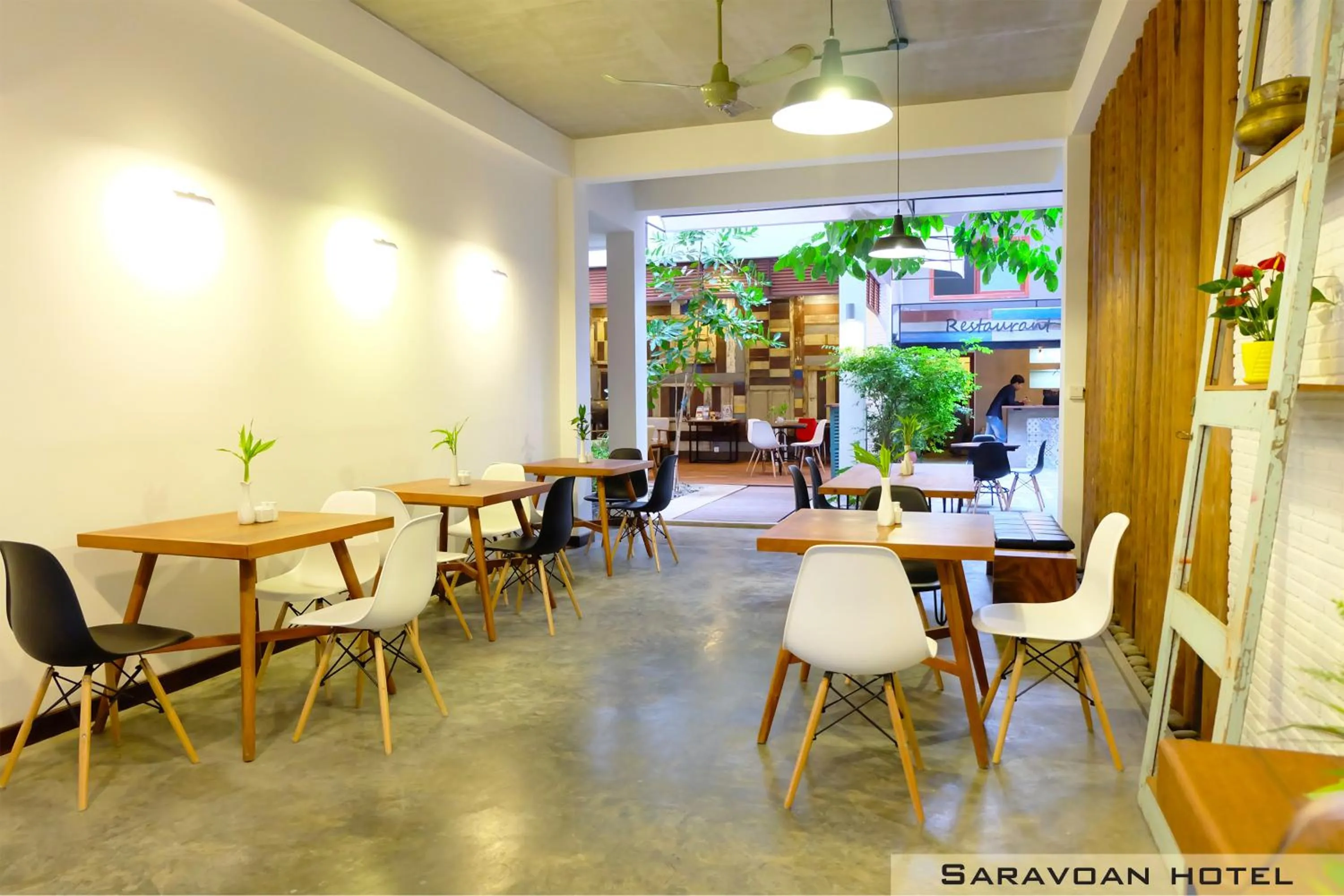 Restaurant/places to eat in Saravoan Royal Palace