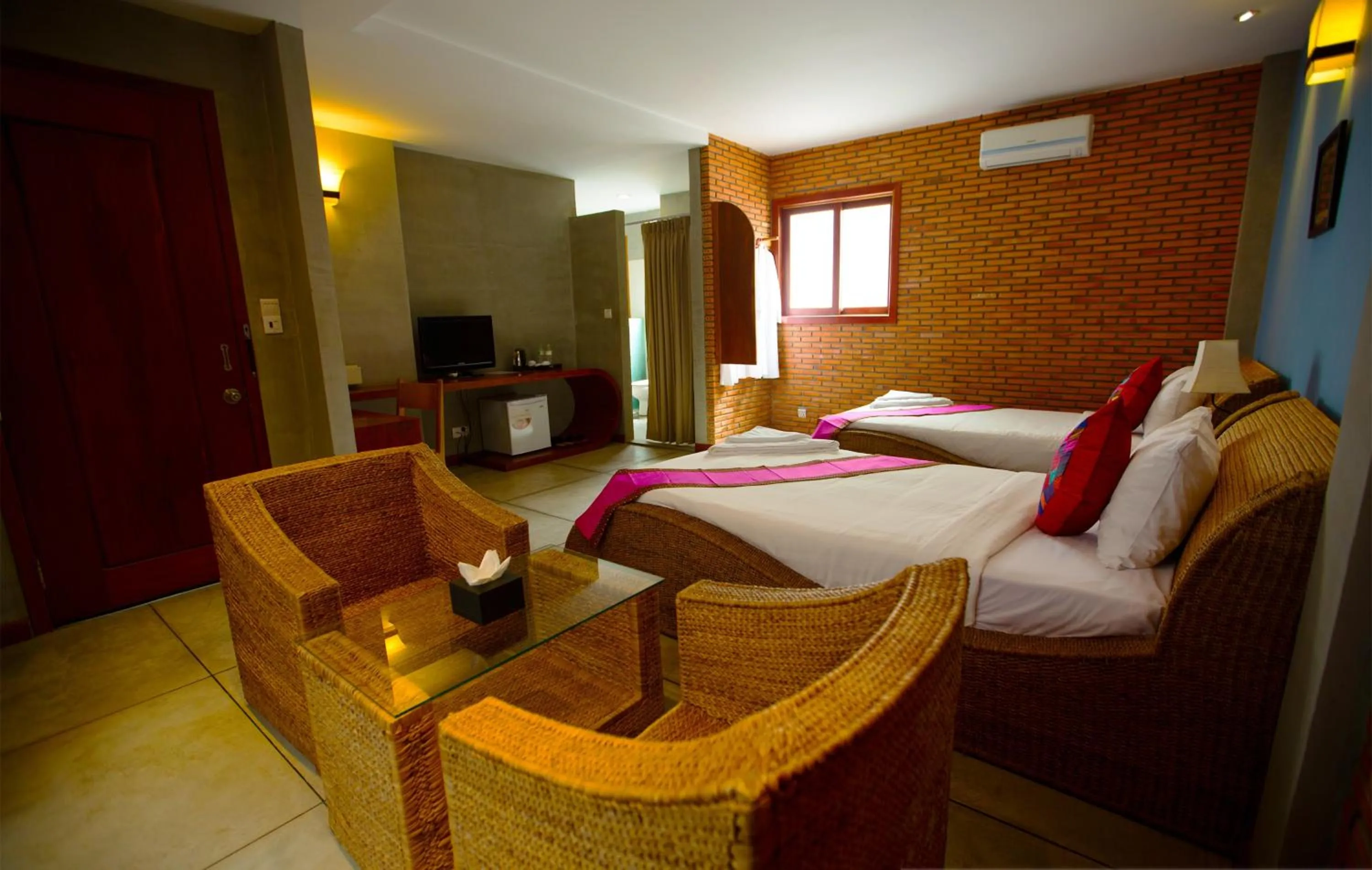 Photo of the whole room, Bed in Saravoan Royal Palace