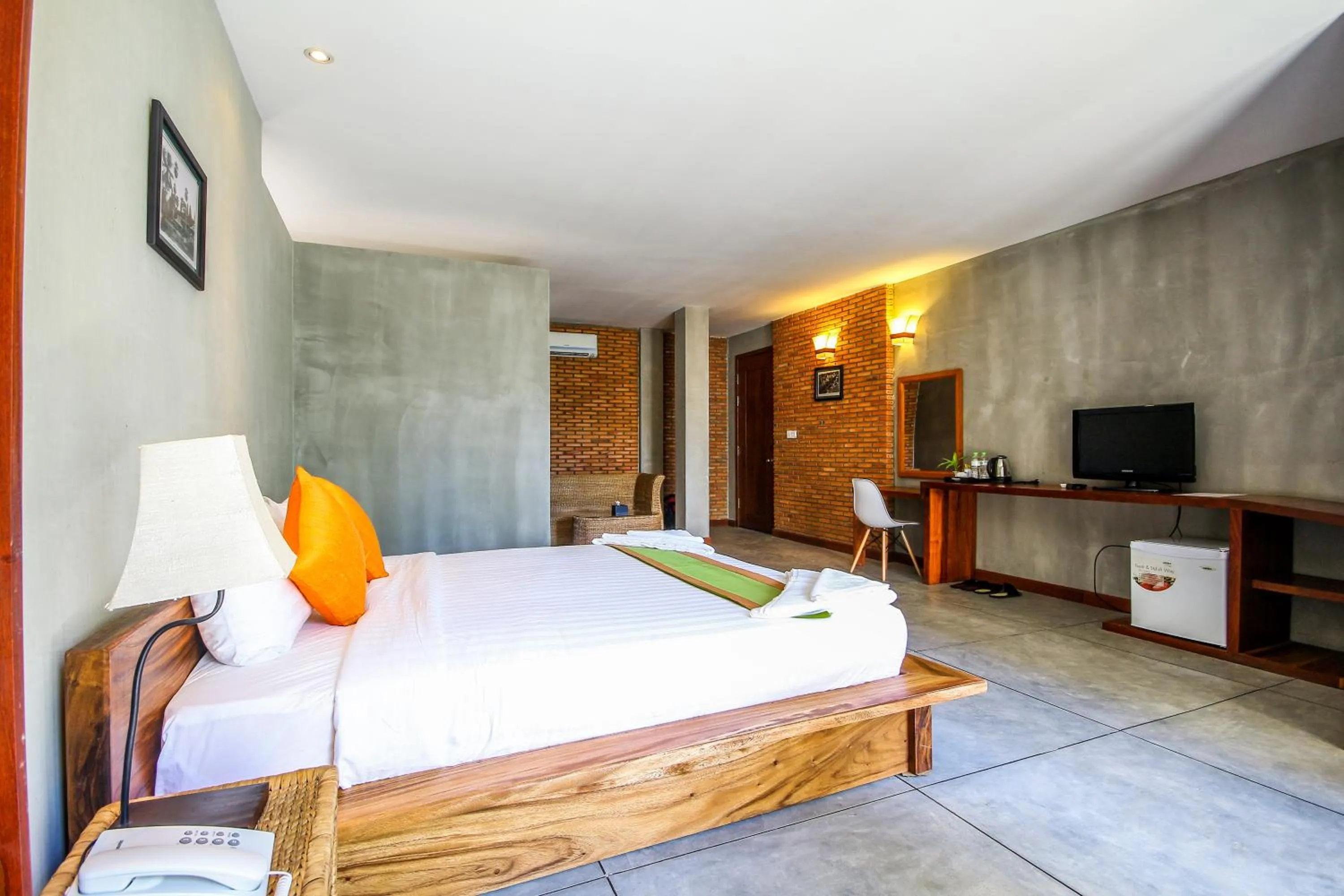 Photo of the whole room, Bed in Saravoan Royal Palace