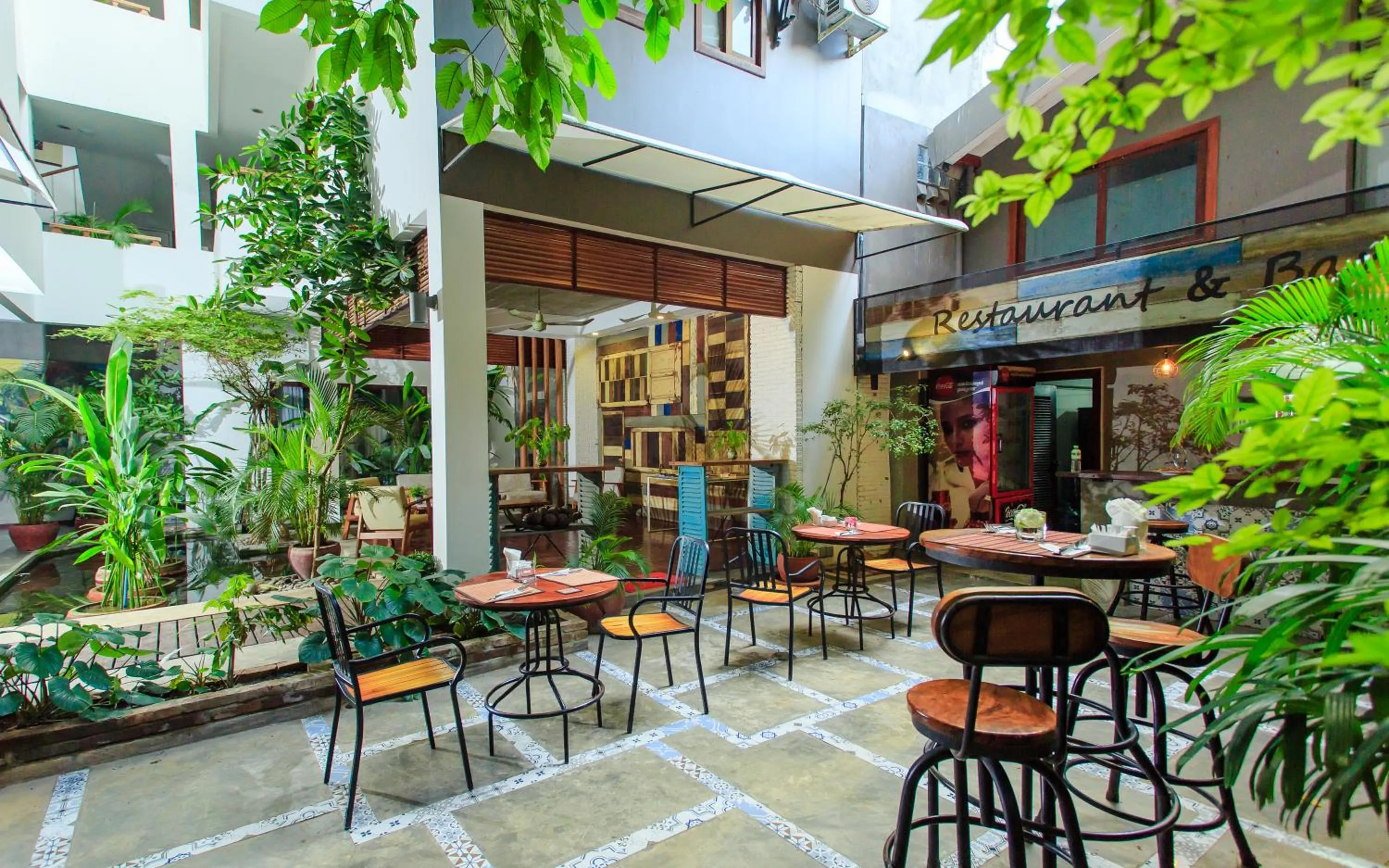 Restaurant/places to eat in Saravoan Royal Palace