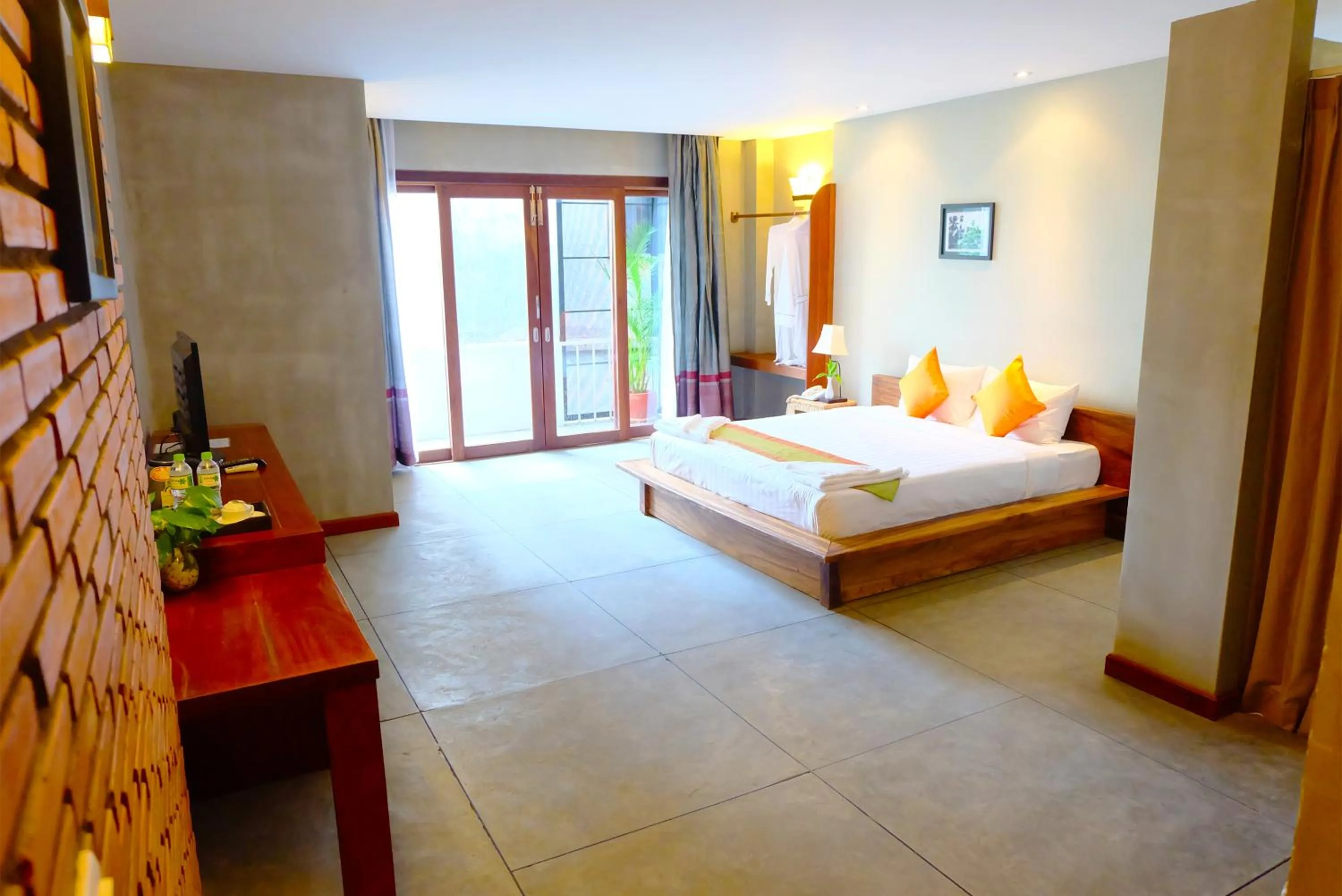 Photo of the whole room, Bed in Saravoan Royal Palace