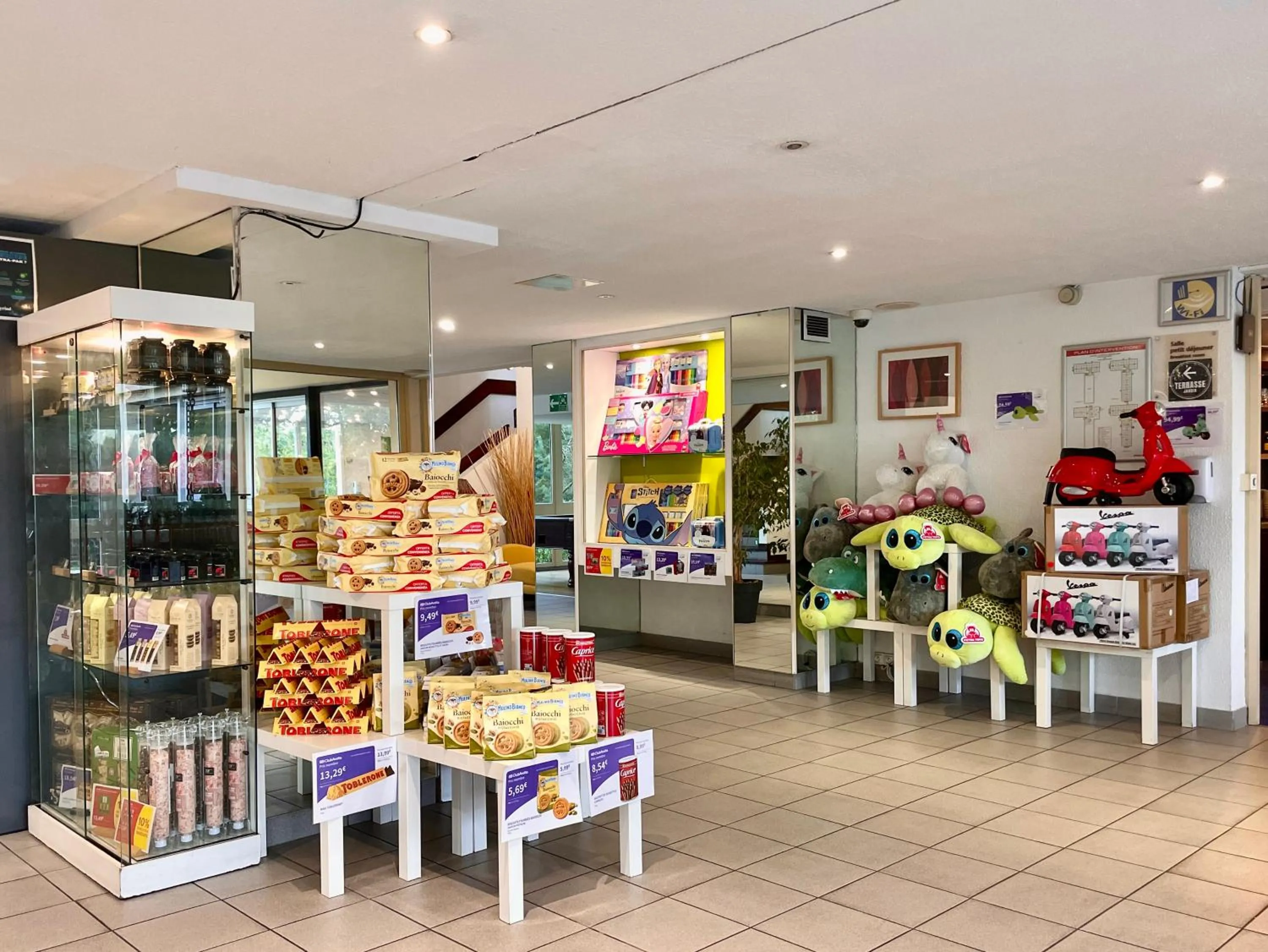 On-site shops in Kyriad Nemours