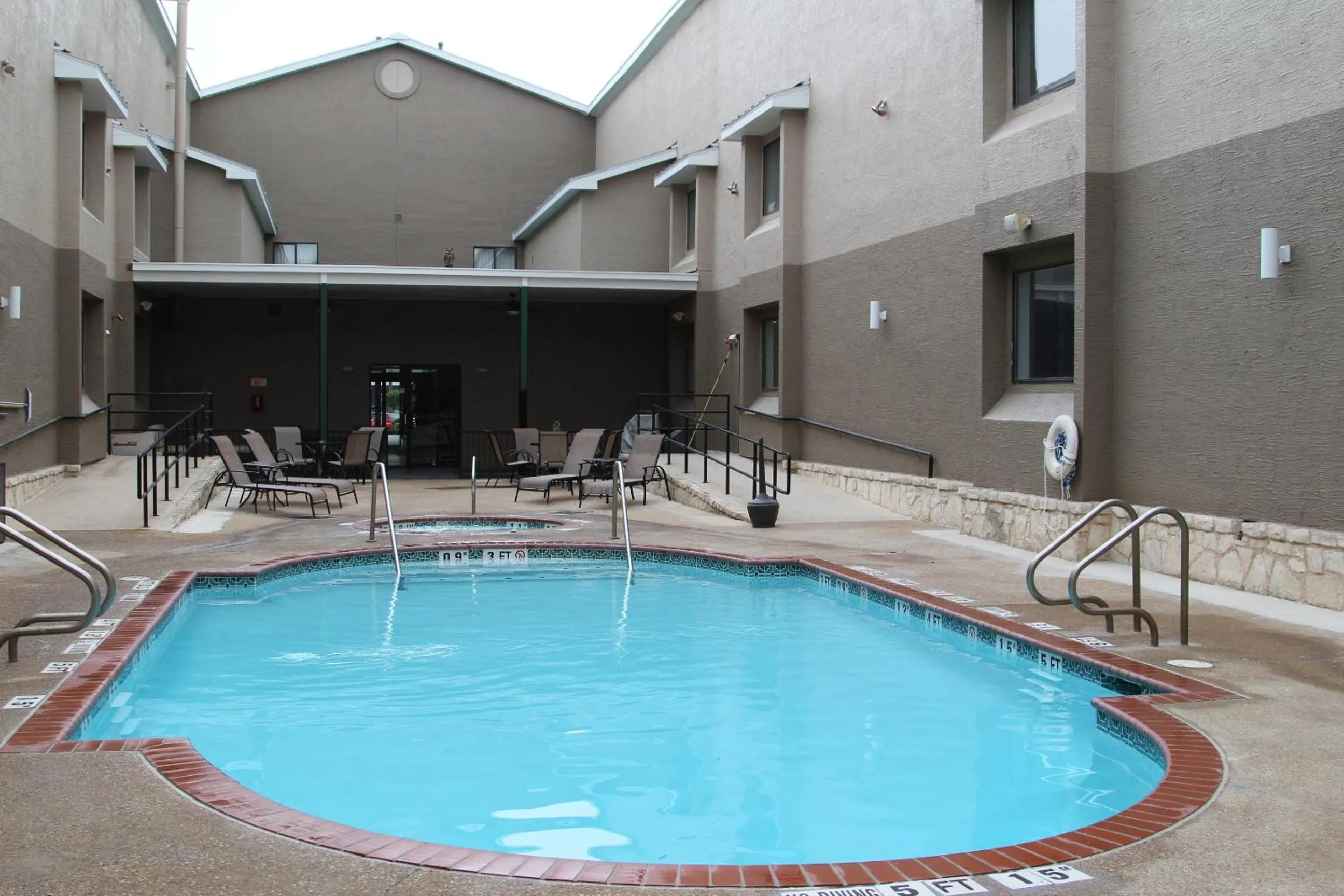 Swimming pool in Country Inn & Suites by Radisson, San Antonio Lackland AFB - SeaWorld Area