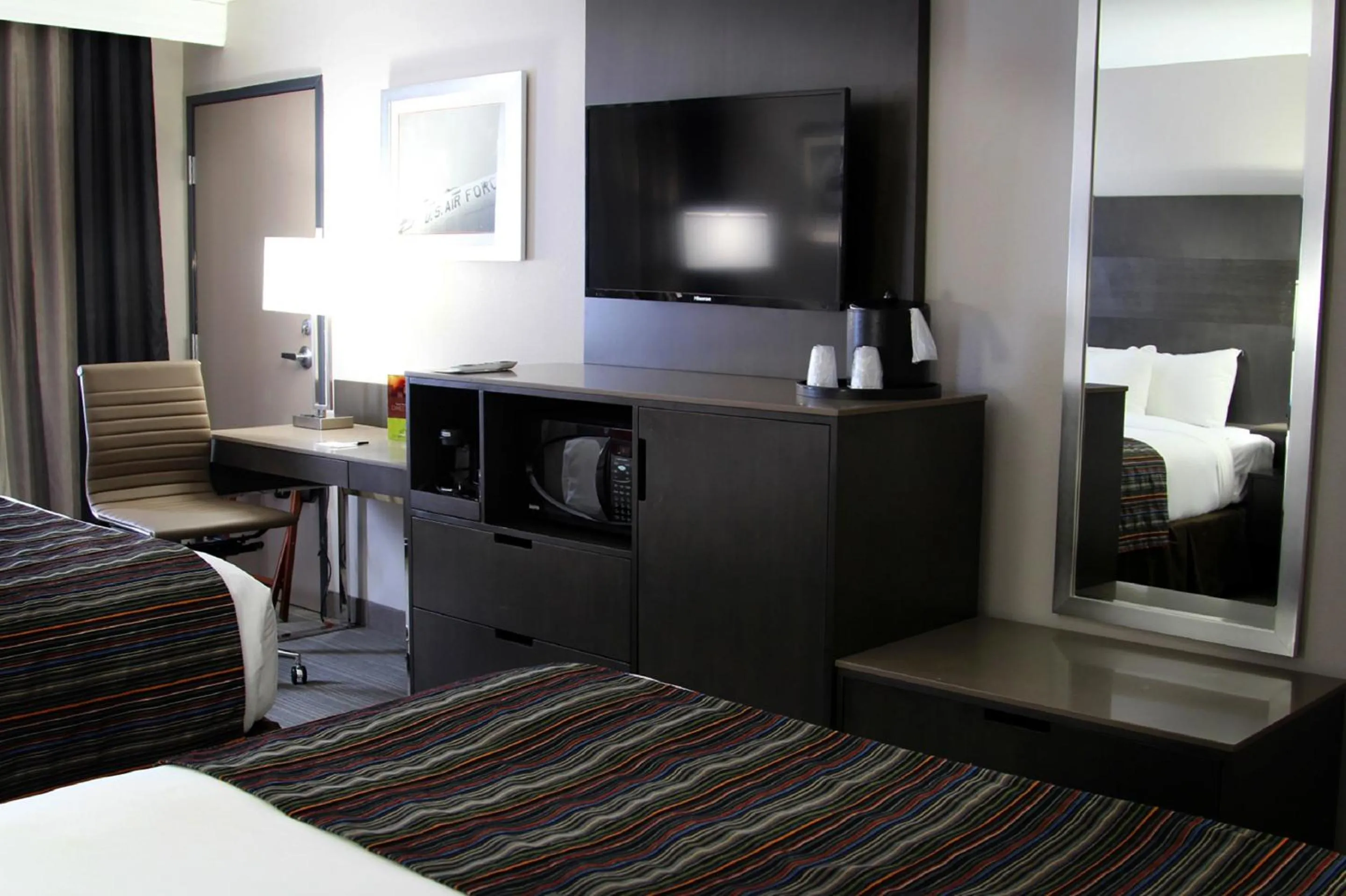 Photo of the whole room, Bed in Country Inn & Suites by Radisson, San Antonio Lackland AFB - SeaWorld Area