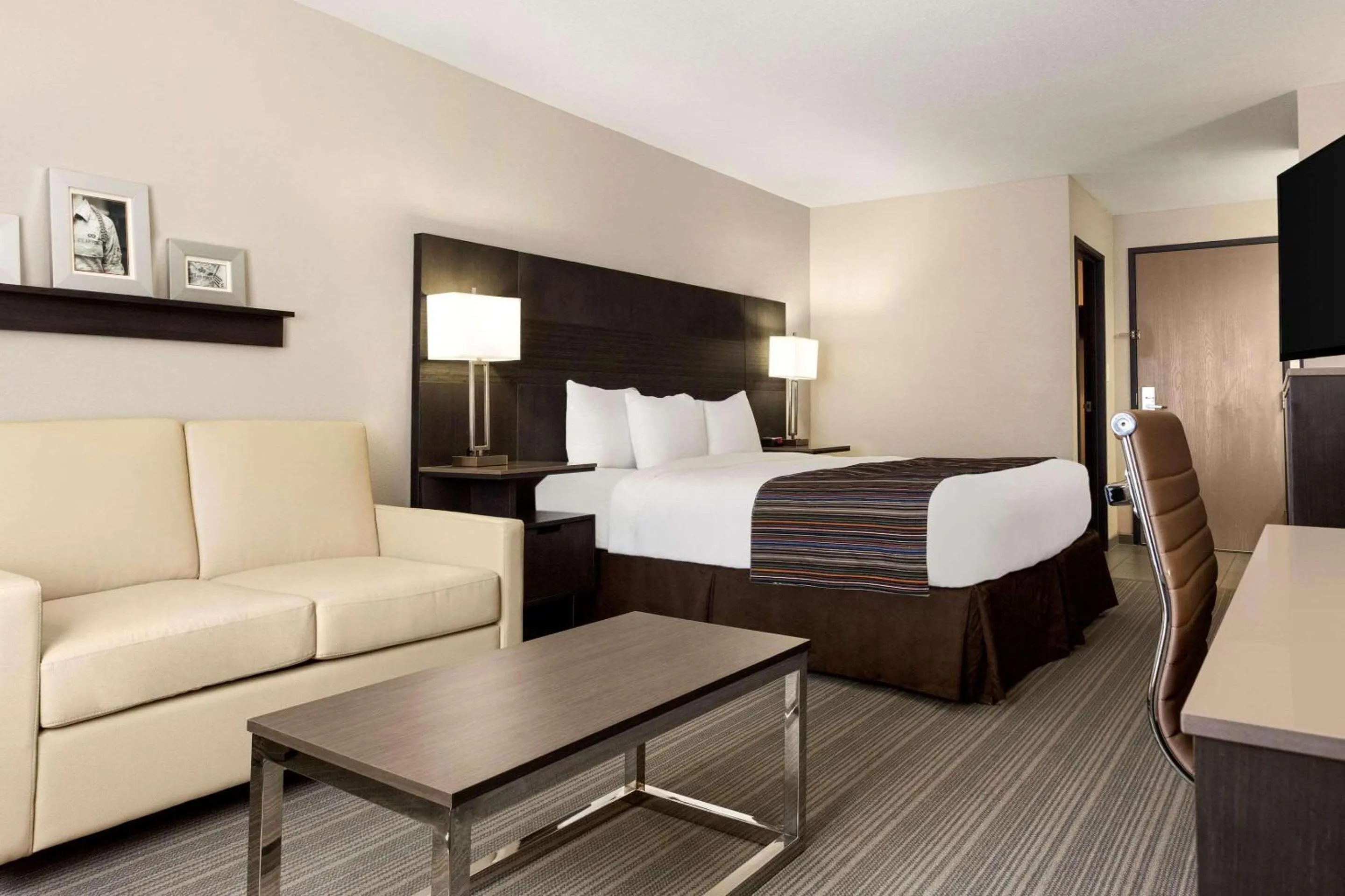 Bedroom, Bed in Country Inn & Suites by Radisson, San Antonio Lackland AFB - SeaWorld Area