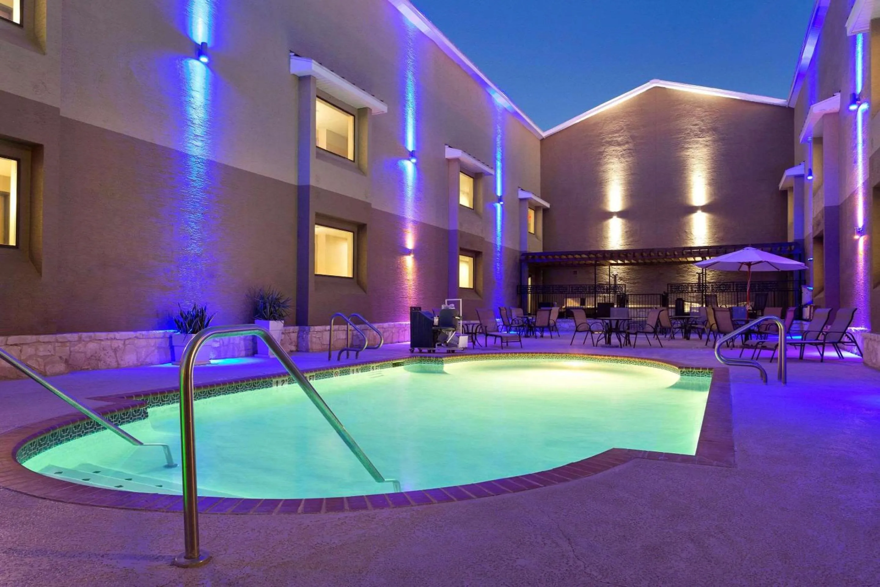 Swimming pool in Country Inn & Suites by Radisson, San Antonio Lackland AFB - SeaWorld Area