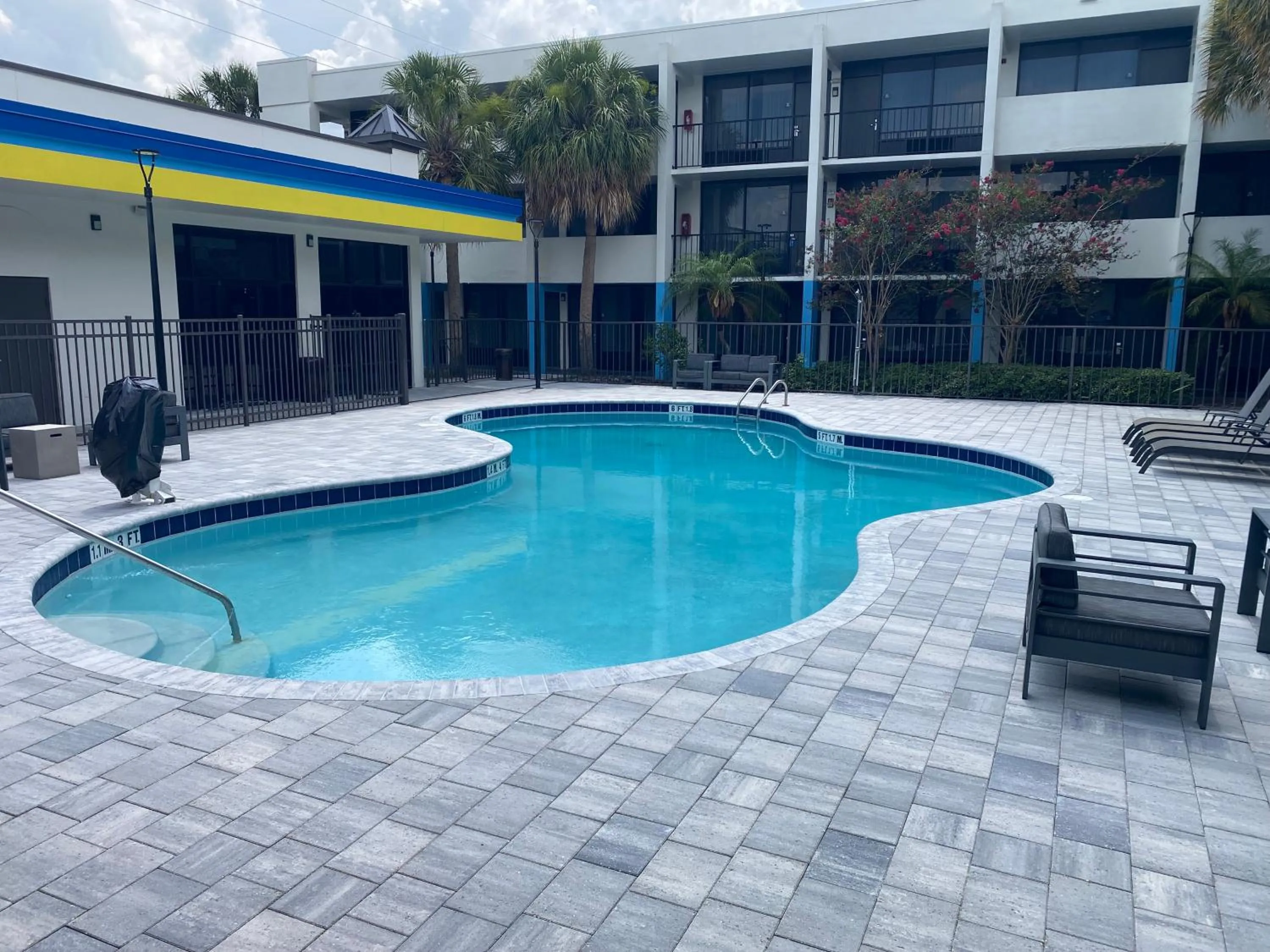Swimming pool in Days Inn & Suites by Wyndham Orlando Airport