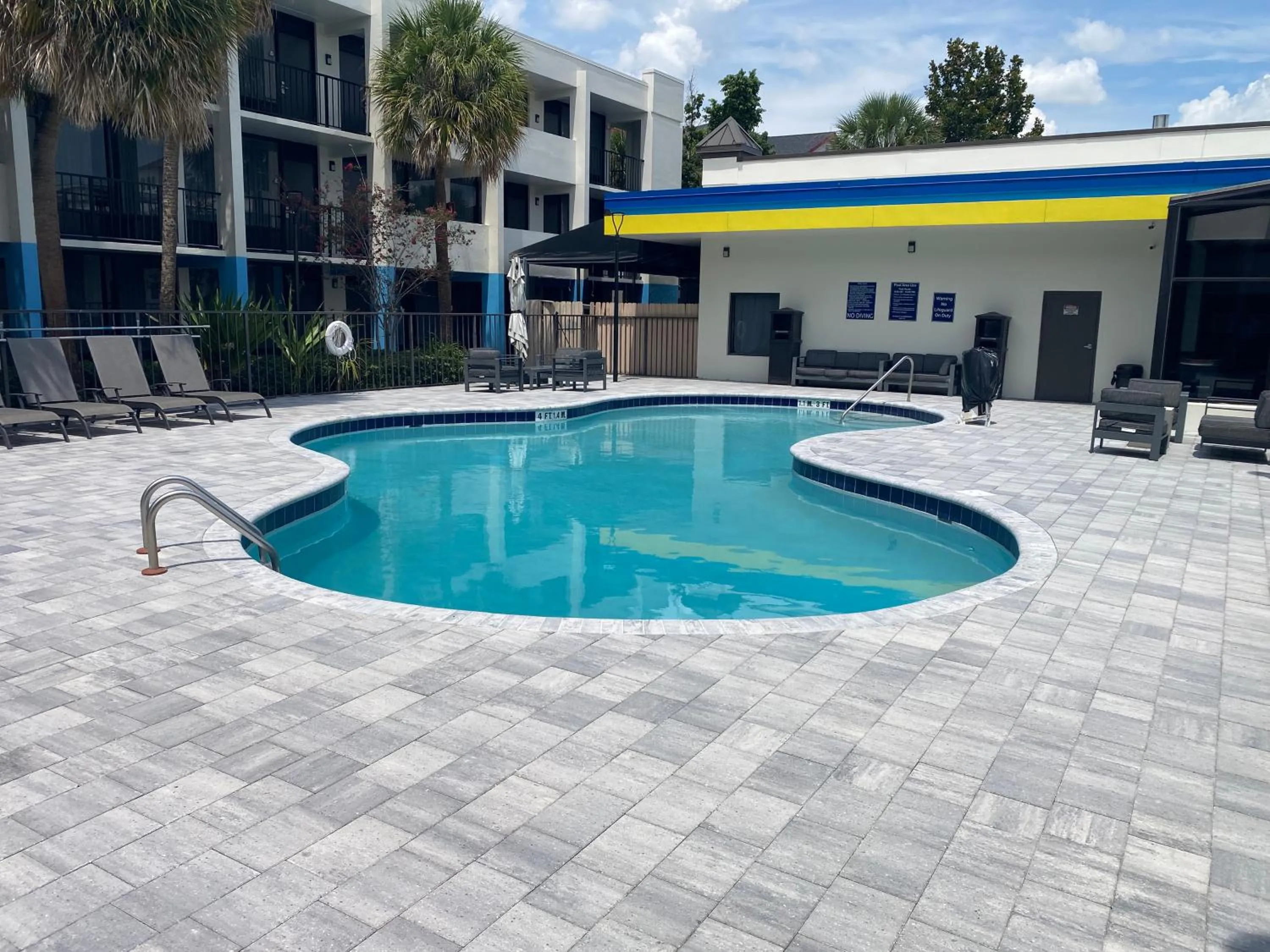Swimming pool in Days Inn & Suites by Wyndham Orlando Airport