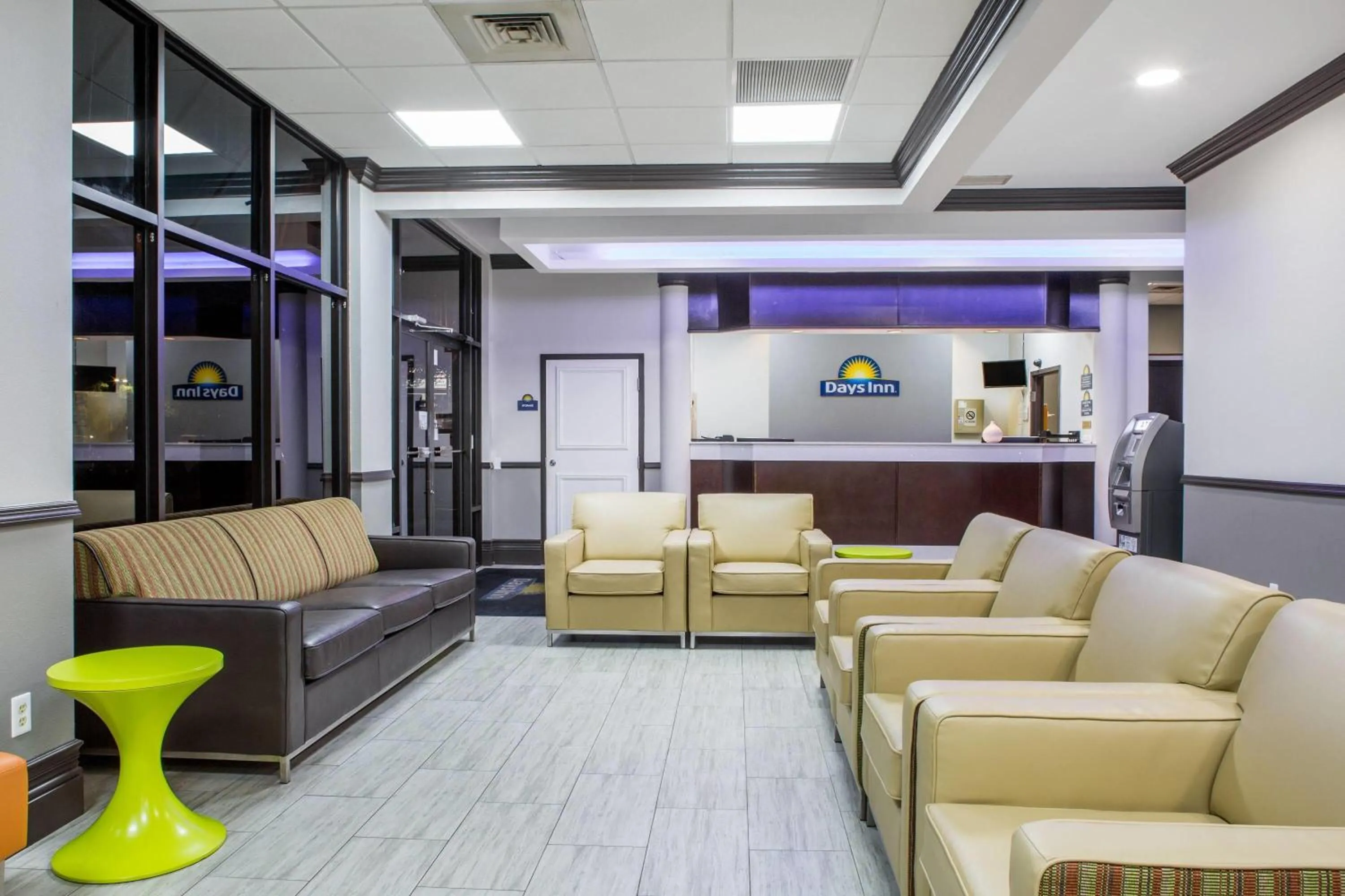 Lobby or reception in Days Inn & Suites by Wyndham Orlando Airport