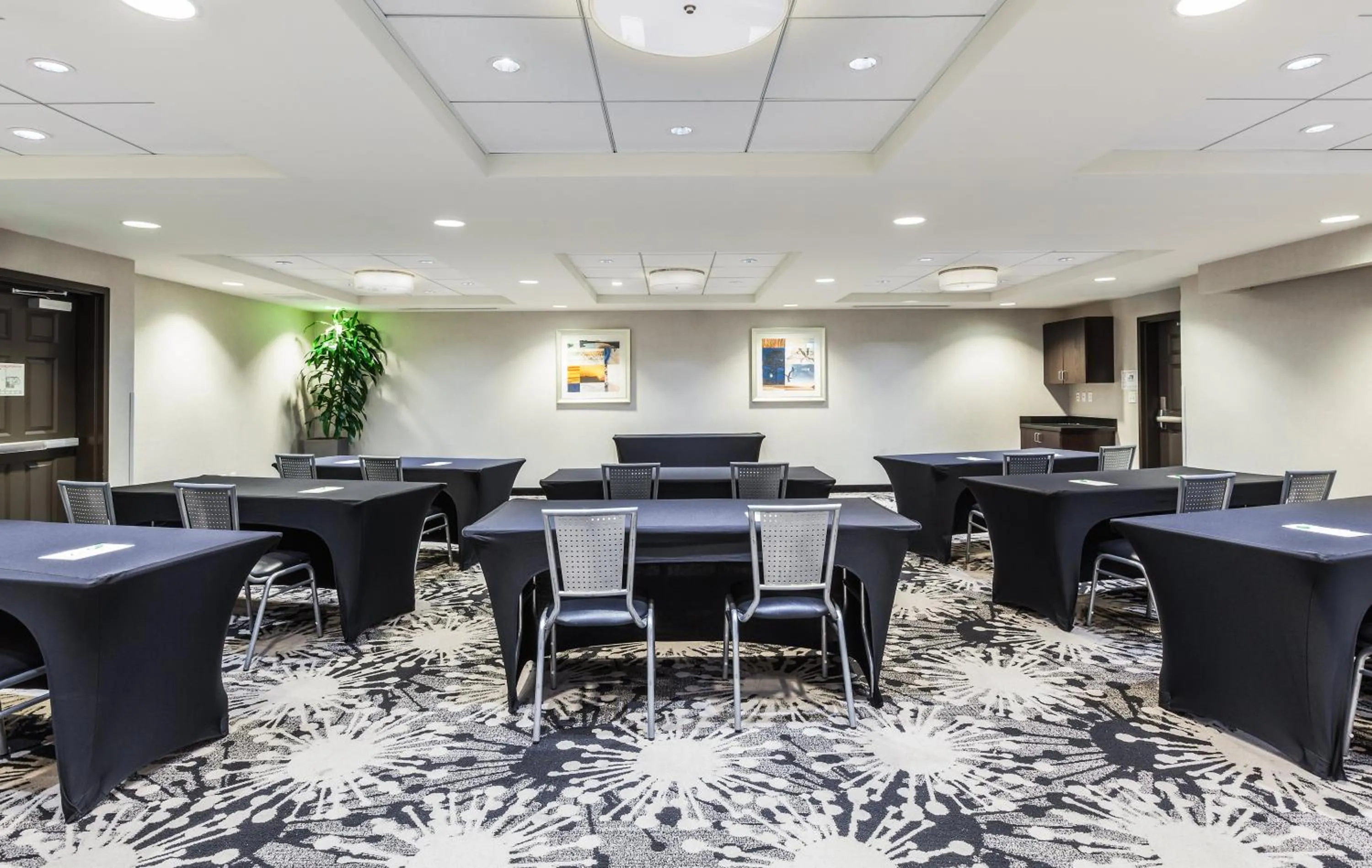 Meeting/conference room in Holiday Inn Oceanside Marina Camp Pendleton by IHG