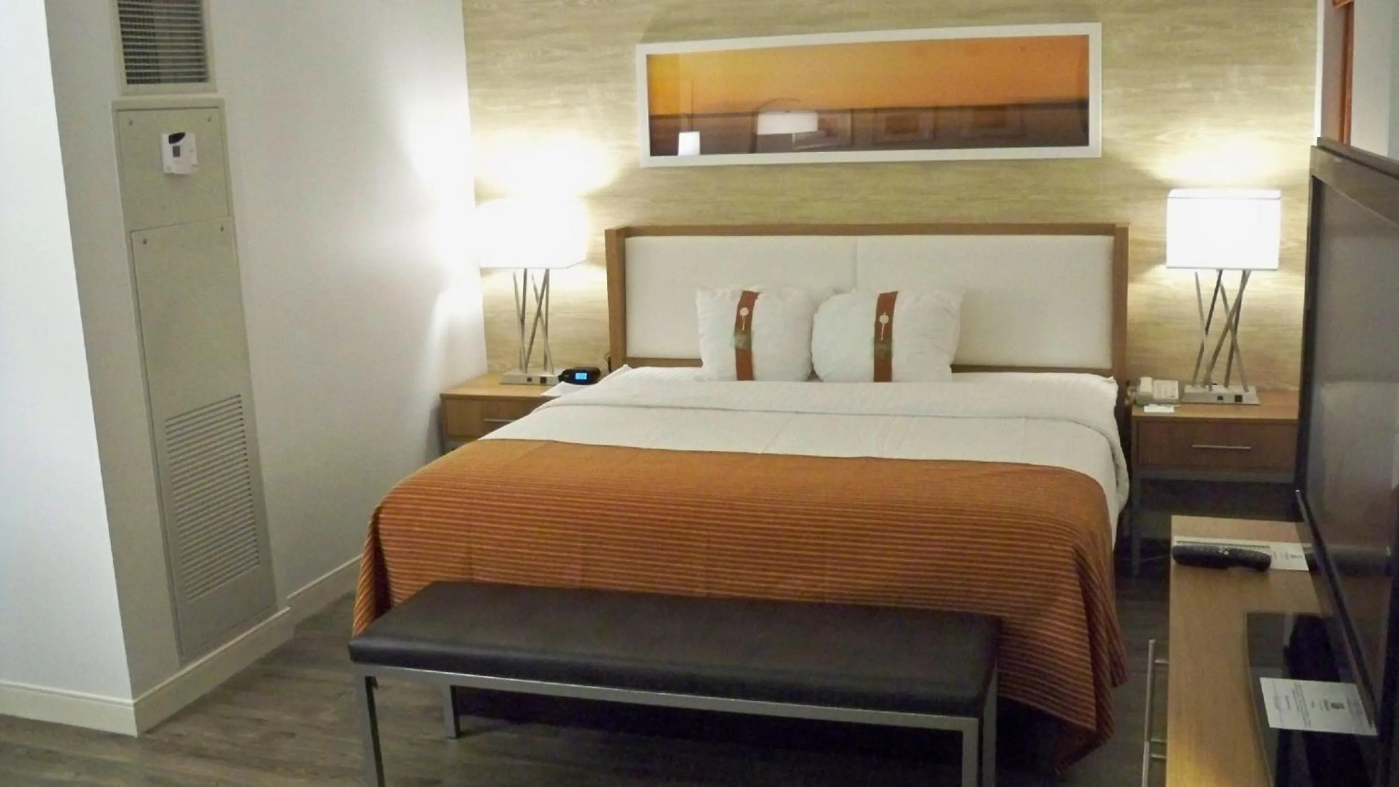 Bedroom, Bed in Holiday Inn San Antonio-Riverwalk by IHG