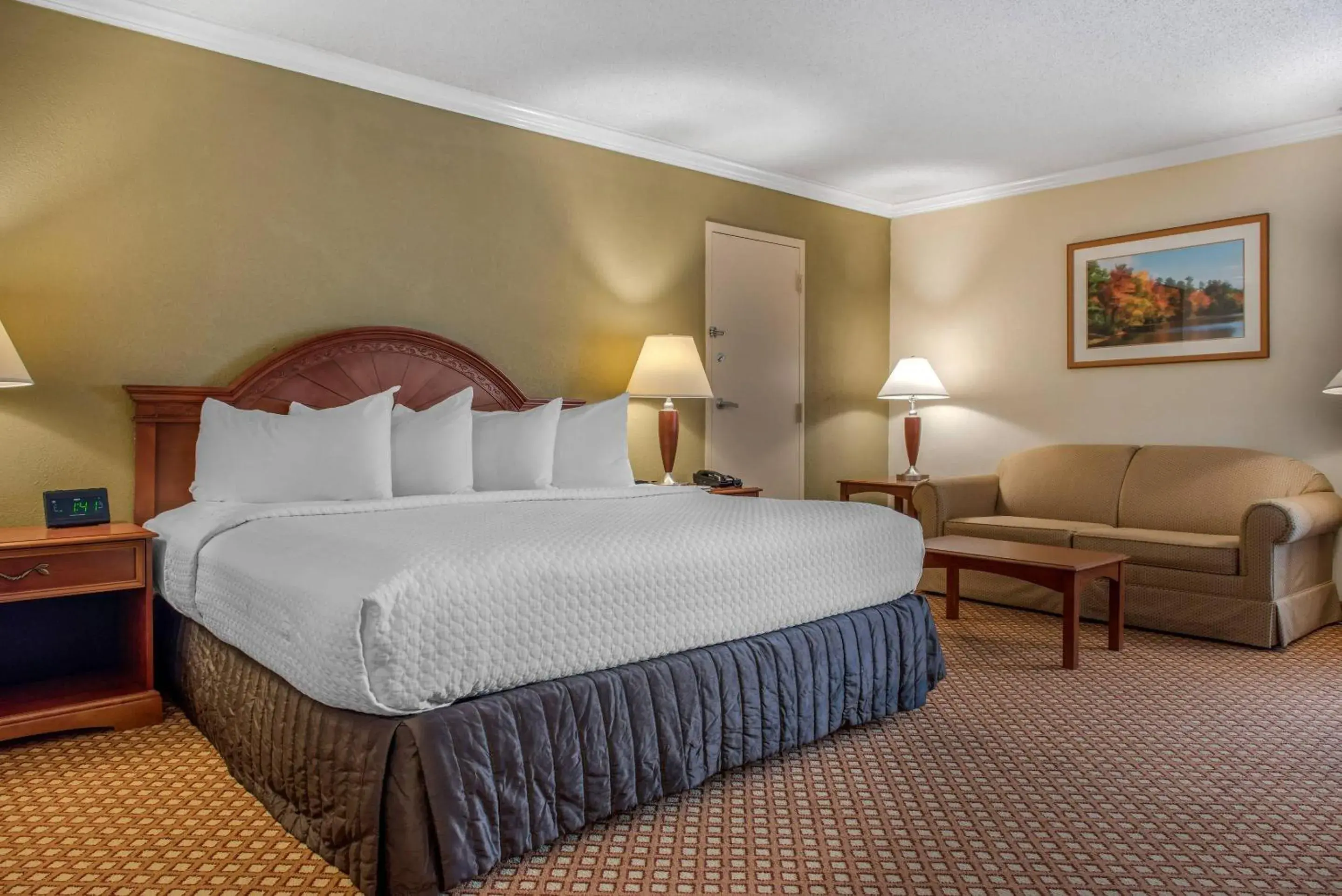Bedroom, Bed in Quality Hotel Conference Center Cincinnati Blue Ash Bedroom, Bed in Quality Hotel Conference Center Cincinnati Blue Ash