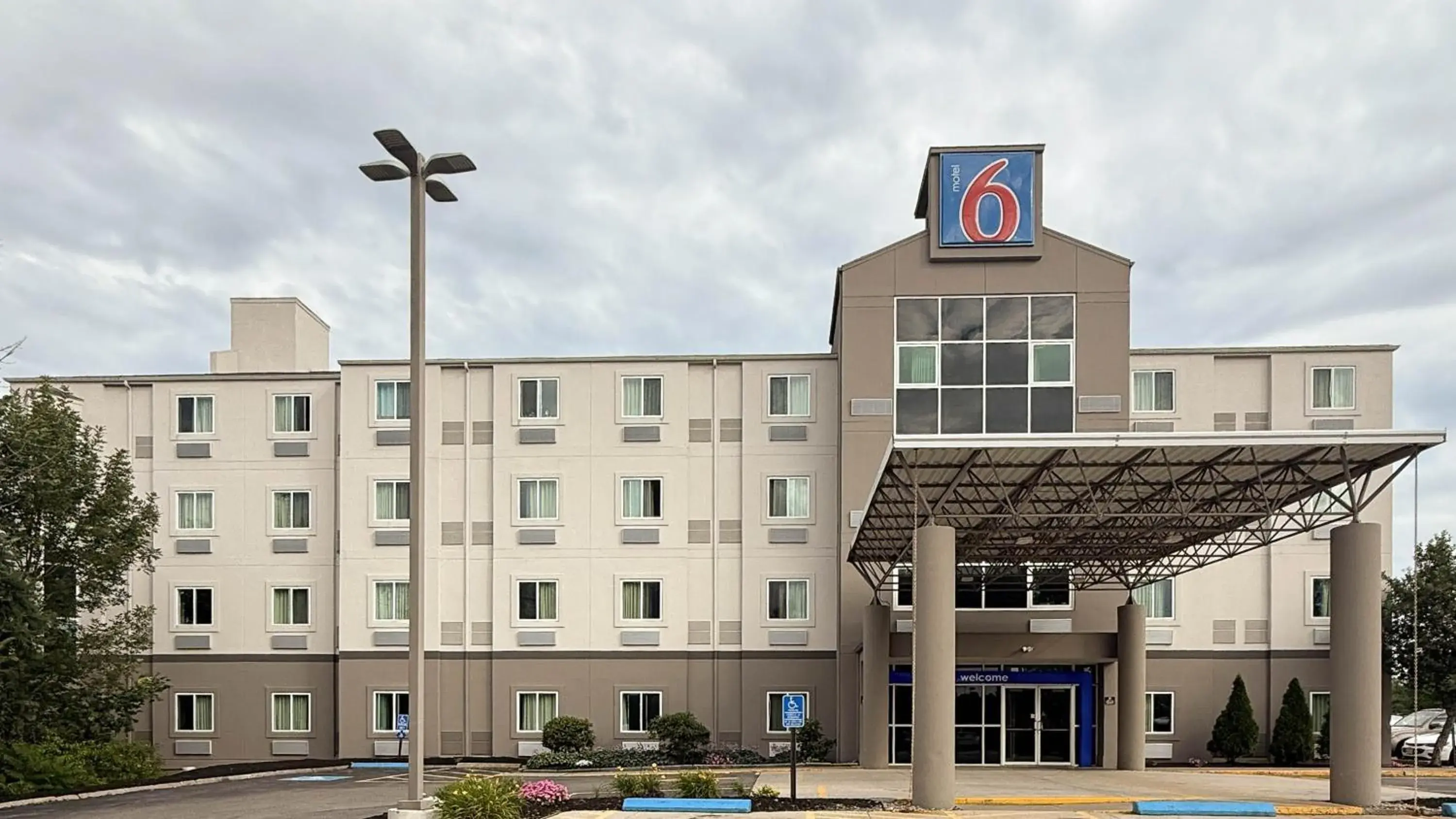 Property building in Motel 6-Portsmouth, NH Property building in Motel 6-Portsmouth, NH