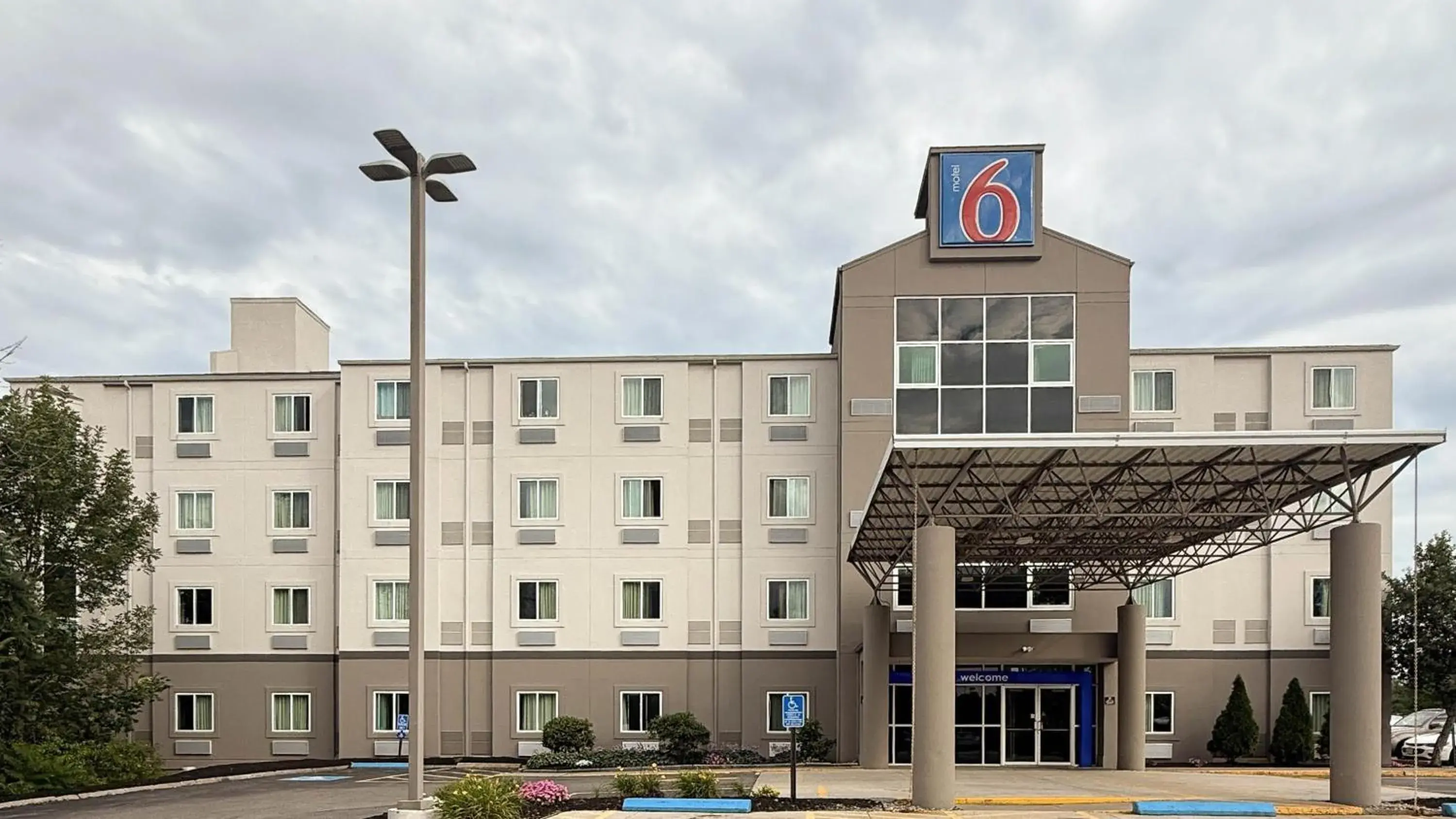 Property building in Motel 6-Portsmouth, NH Property building in Motel 6-Portsmouth, NH