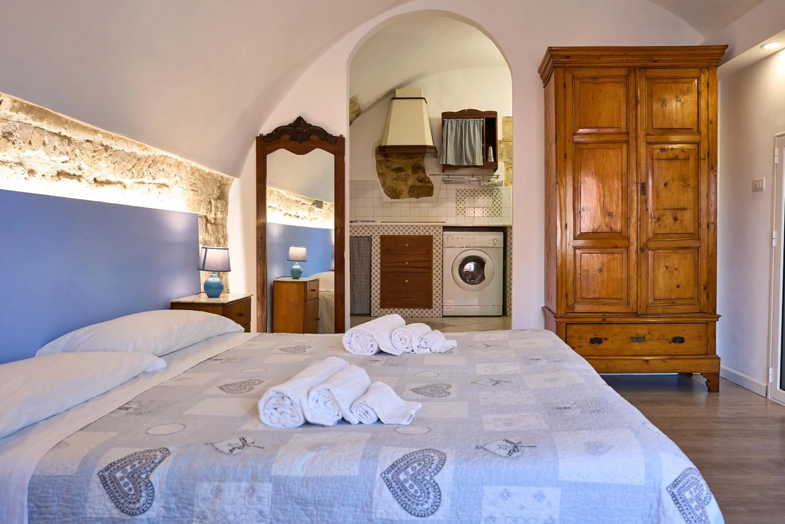 Large Double Room in Le Scale Sul Barocco