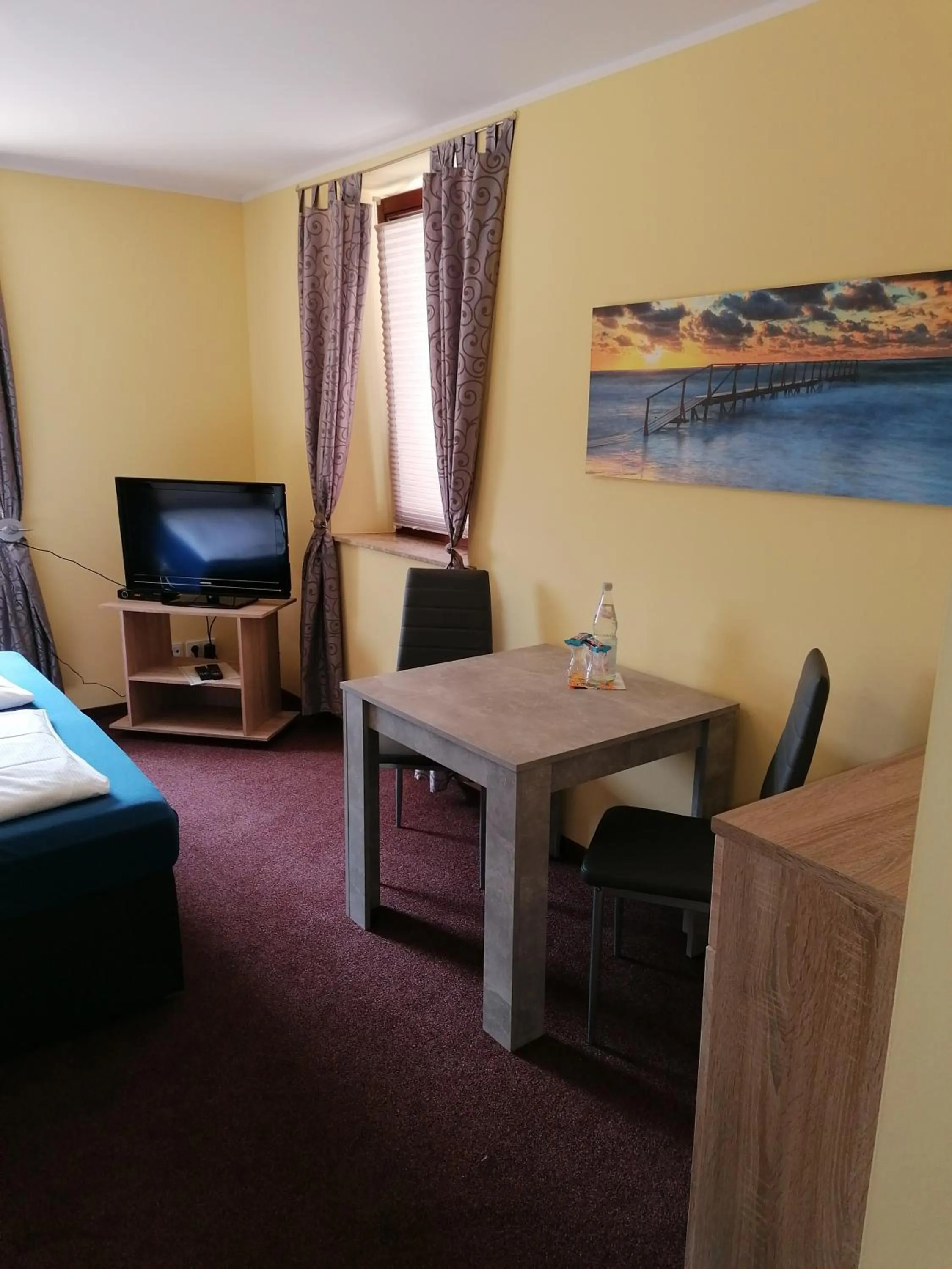 Seating area, Bed in Pension Riverside in Leverkusen Hitdorf am Rhein - Zentral an der A1 und 59