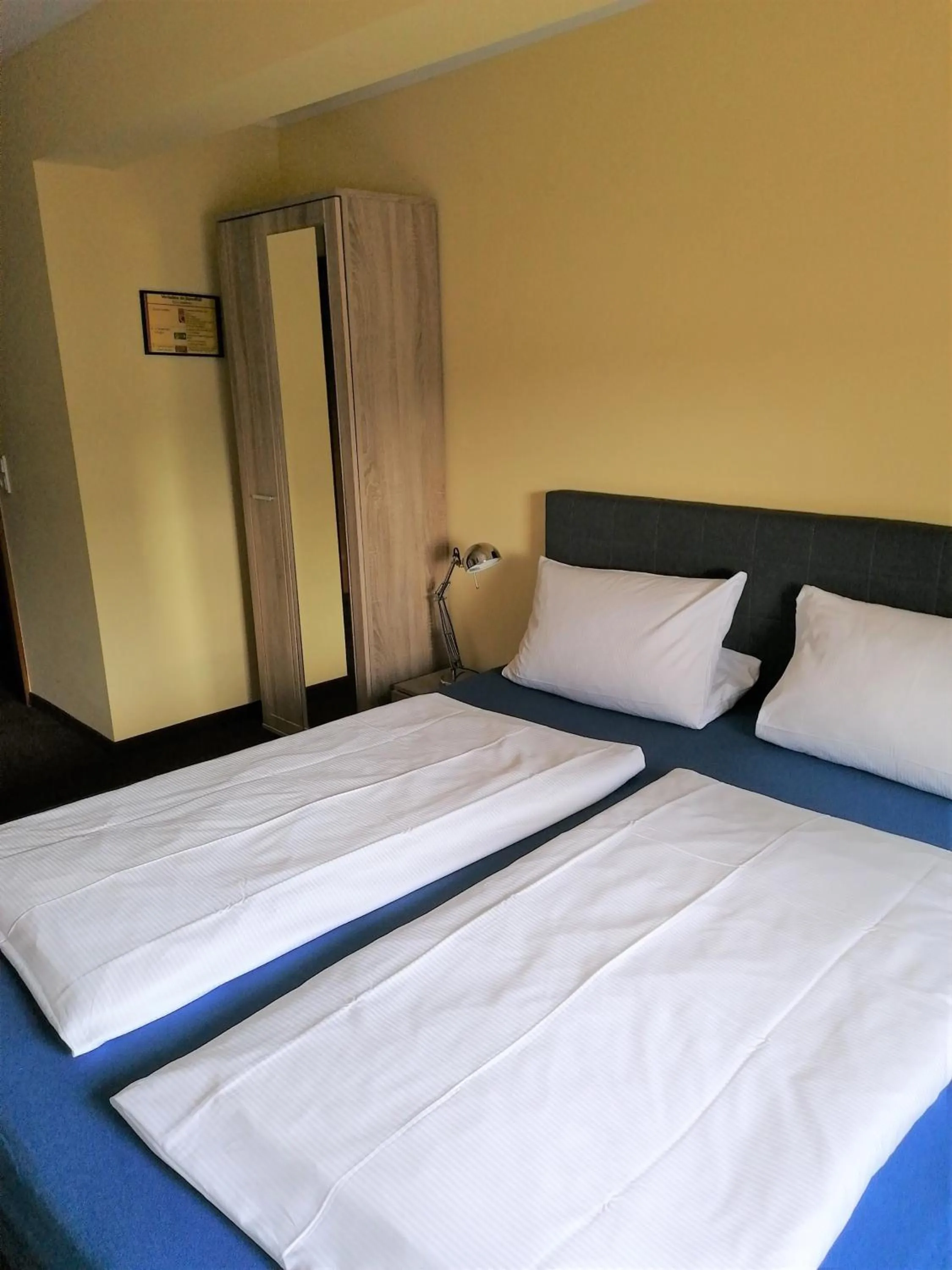 Bed in Pension Riverside in Leverkusen Hitdorf am Rhein - Zentral an der A1 und 59