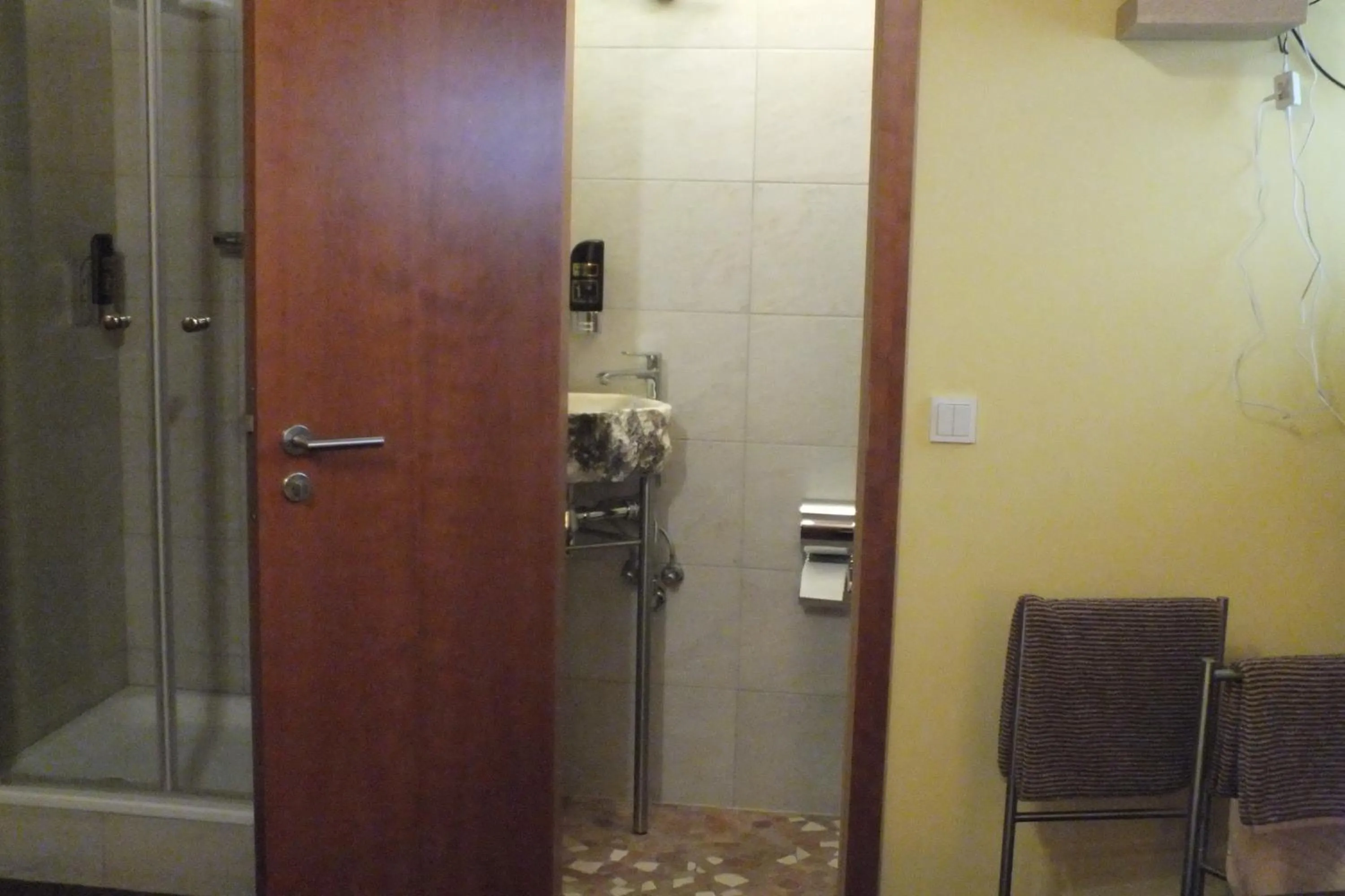 Bathroom in Pension Riverside in Leverkusen Hitdorf am Rhein - Zentral an der A1 und 59