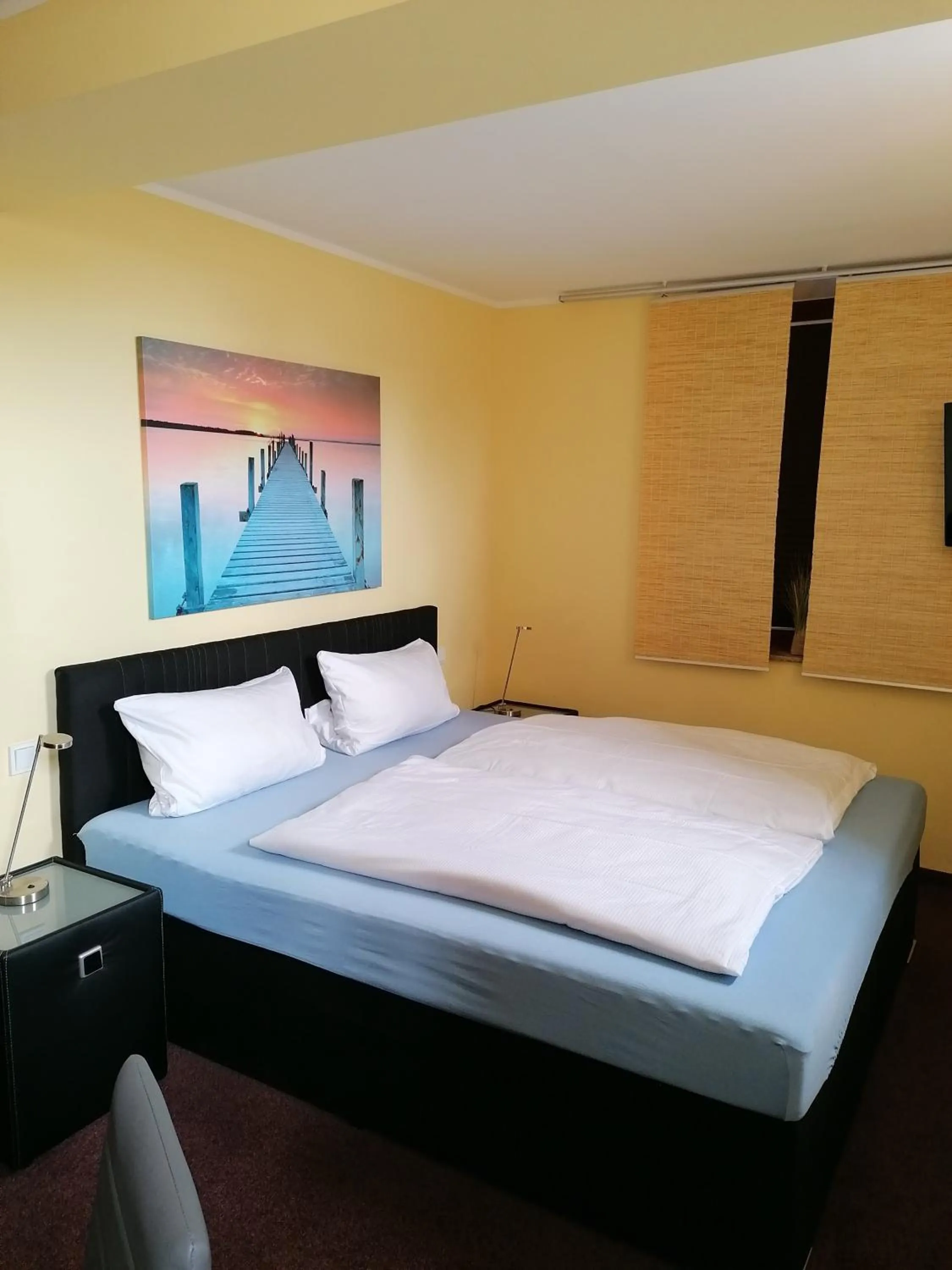 Bed in Pension Riverside in Leverkusen Hitdorf am Rhein - Zentral an der A1 und 59