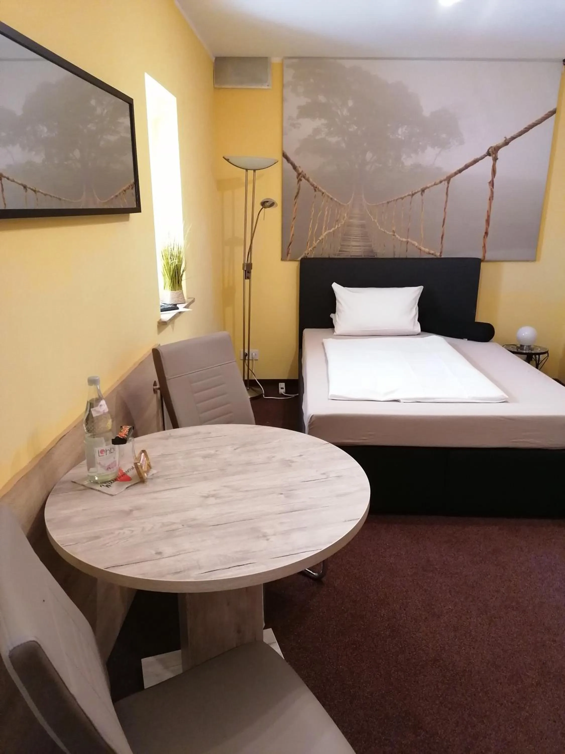 Bedroom, Bed in Pension Riverside in Leverkusen Hitdorf am Rhein - Zentral an der A1 und 59