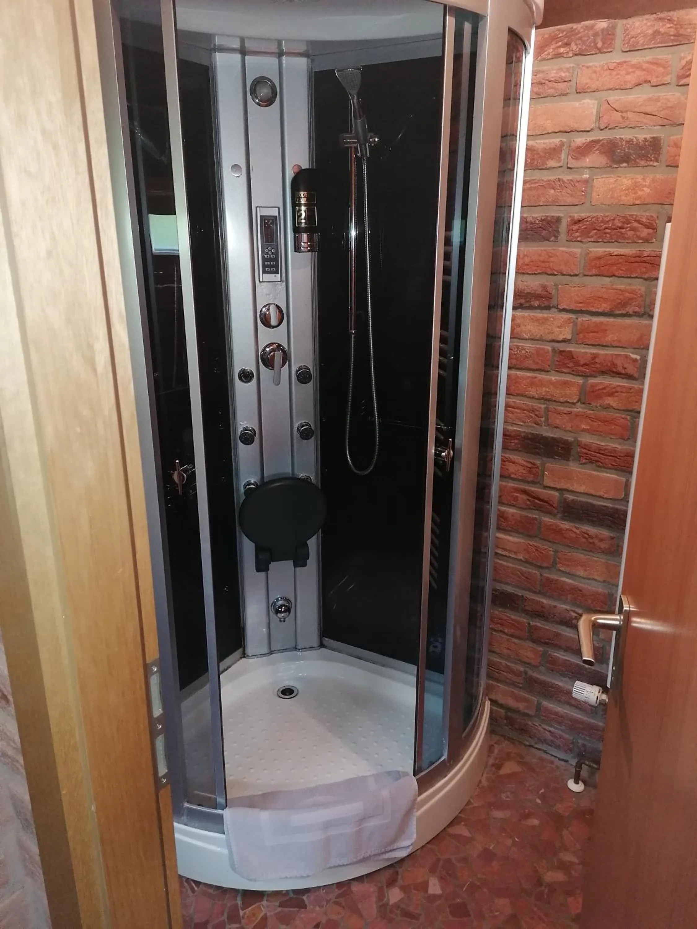 Shower in Pension Riverside in Leverkusen Hitdorf am Rhein - Zentral an der A1 und 59