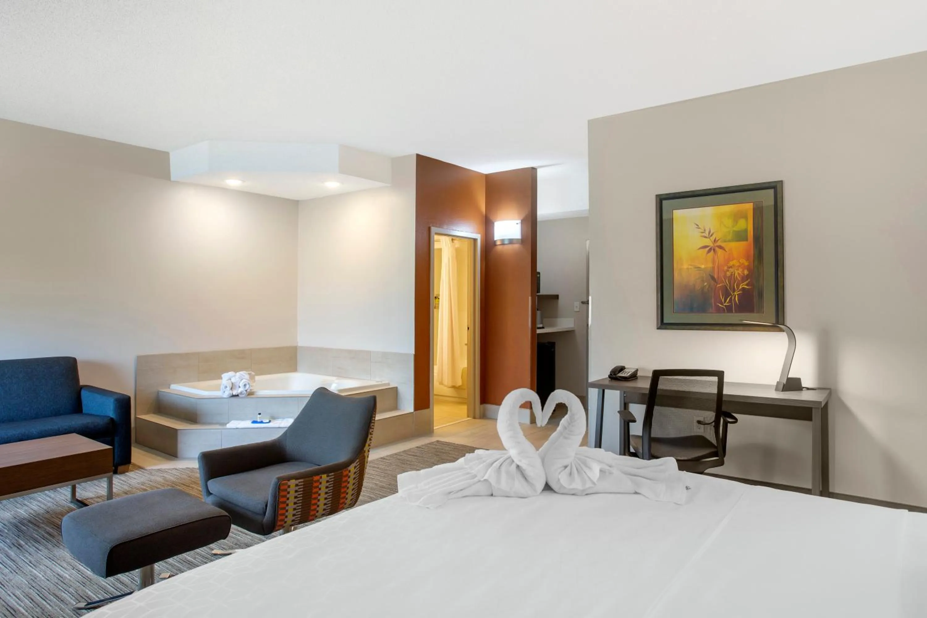 Photo of the whole room, Bed in Holiday Inn Express Branson- Green Mountain Drive by IHG