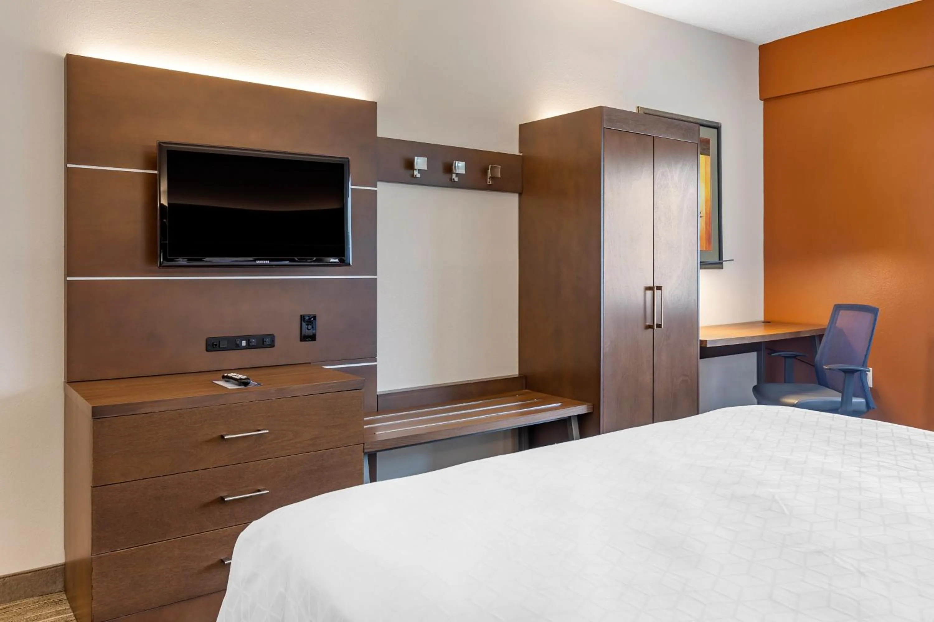 Photo of the whole room, Bed in Holiday Inn Express Branson- Green Mountain Drive by IHG